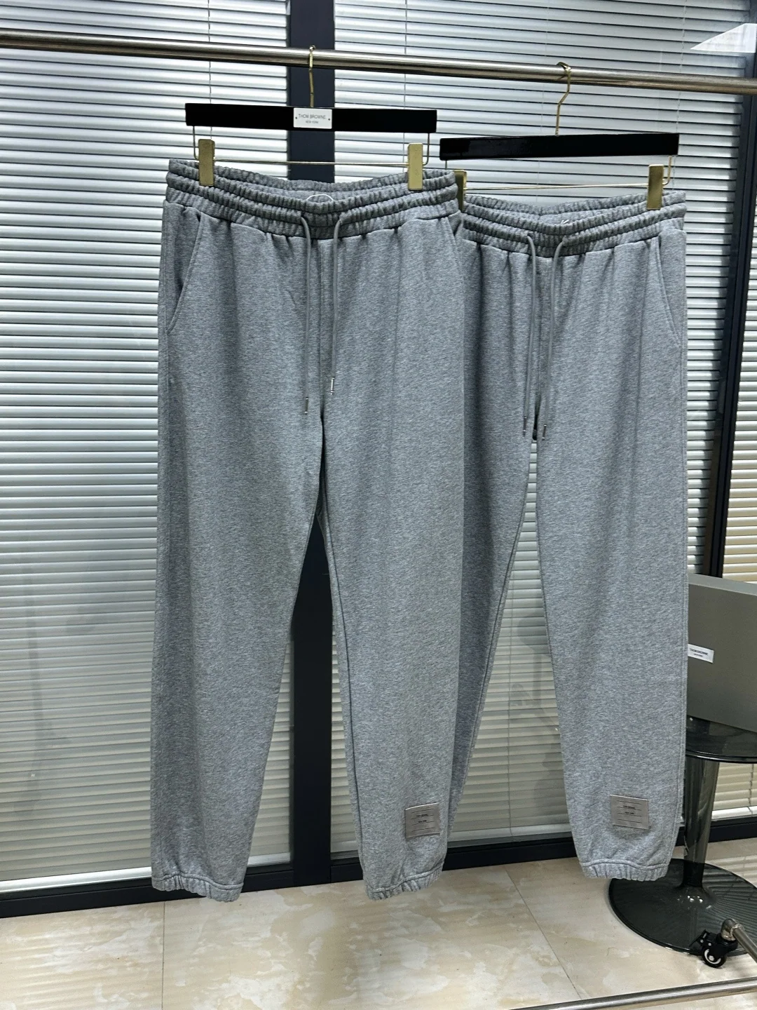 톰브라운 가죽 라벨 오버핏 남성 스웨트팬츠 상세 이미지 4