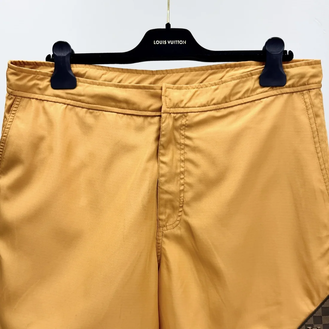 루이비통 LV 로고 실리콘 패치 남성 반바지 상세 이미지 3