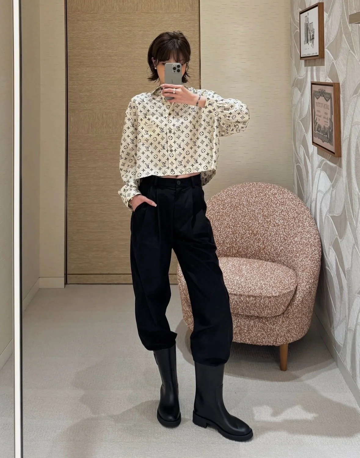 루이비통 새틴 모노그램 프린트 크롭 셔츠 상세 이미지 3