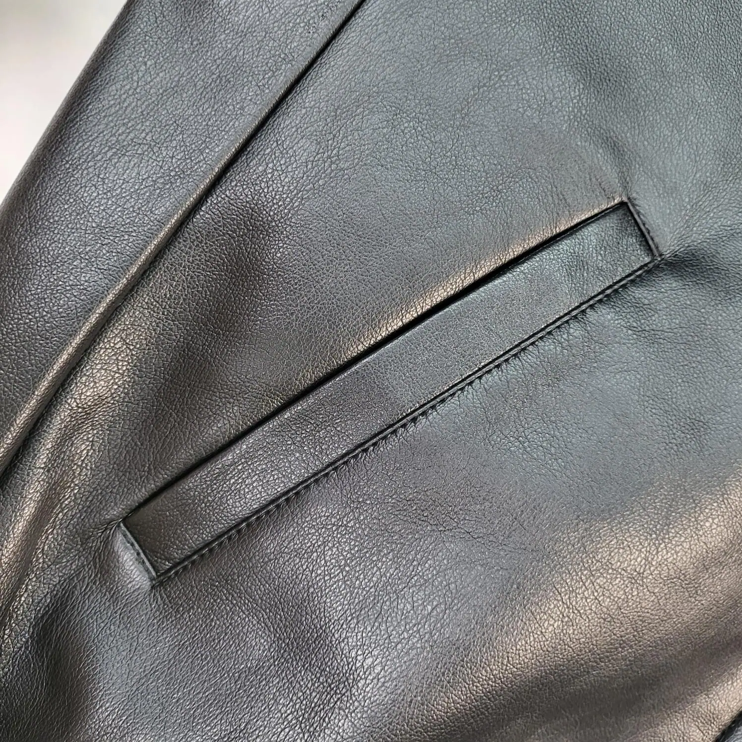 프라다 램스킨 가죽 카라 자켓 남성의류 23FW 상세 이미지 5