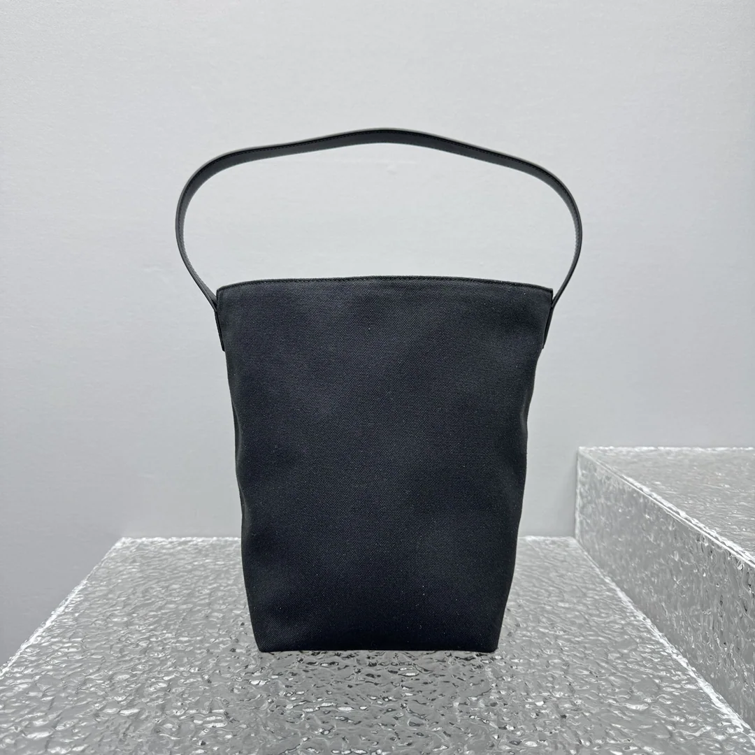 더로우 블랙 캔버스 버킷백 상세 이미지 2