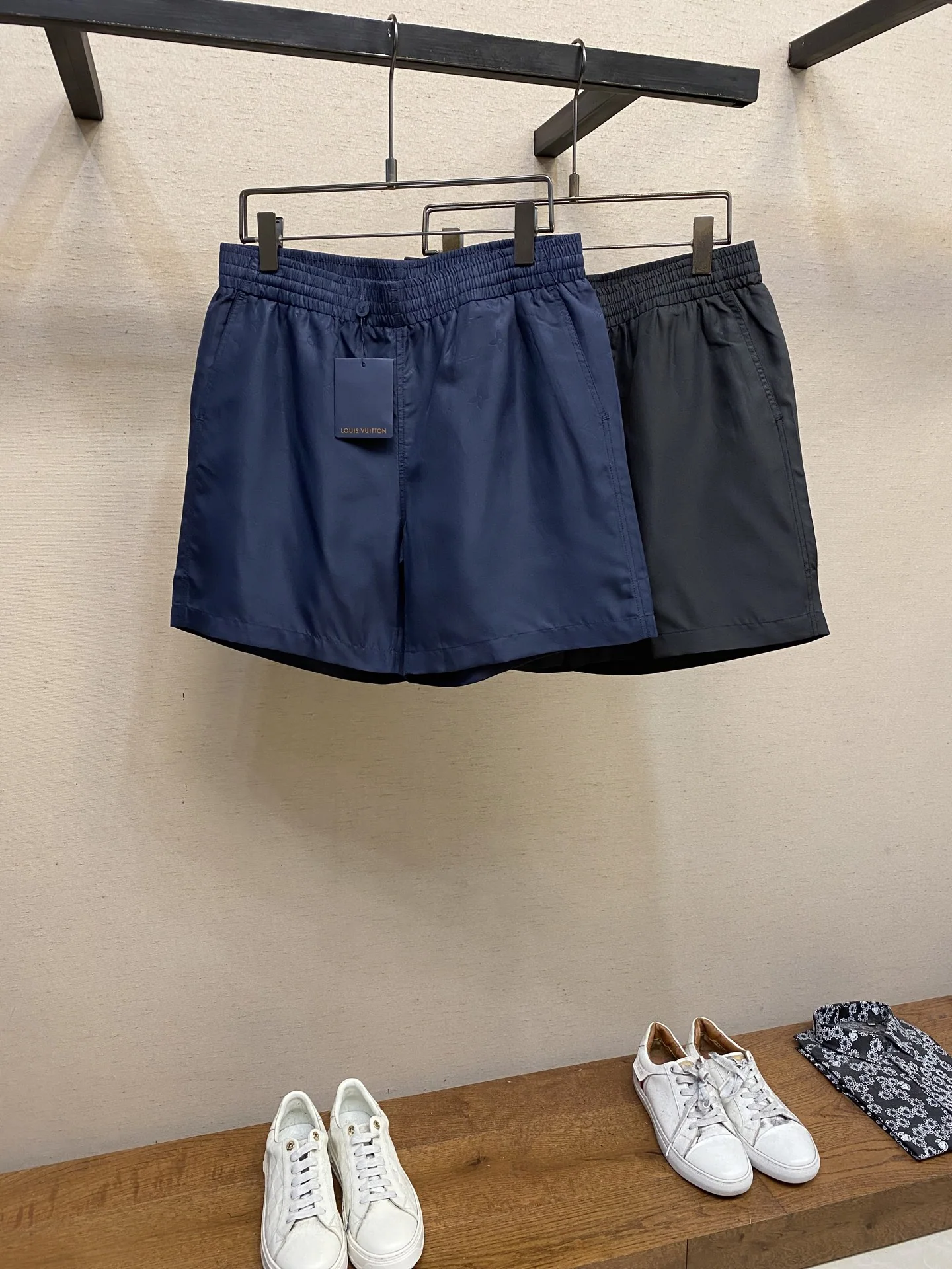 루이비통 모노그램 프린트 나일론 남성 반바지 상세 이미지 3