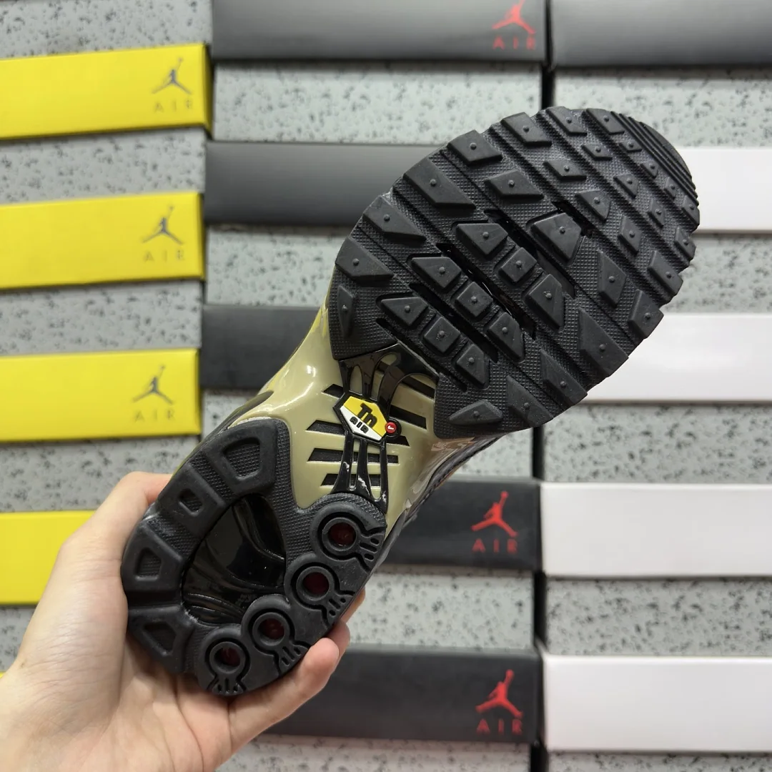 나이키 [BD] 에어 맥스 플러스 블랙 골드 852630-001 201907 Nike Air Max Plus 상세 이미지 4