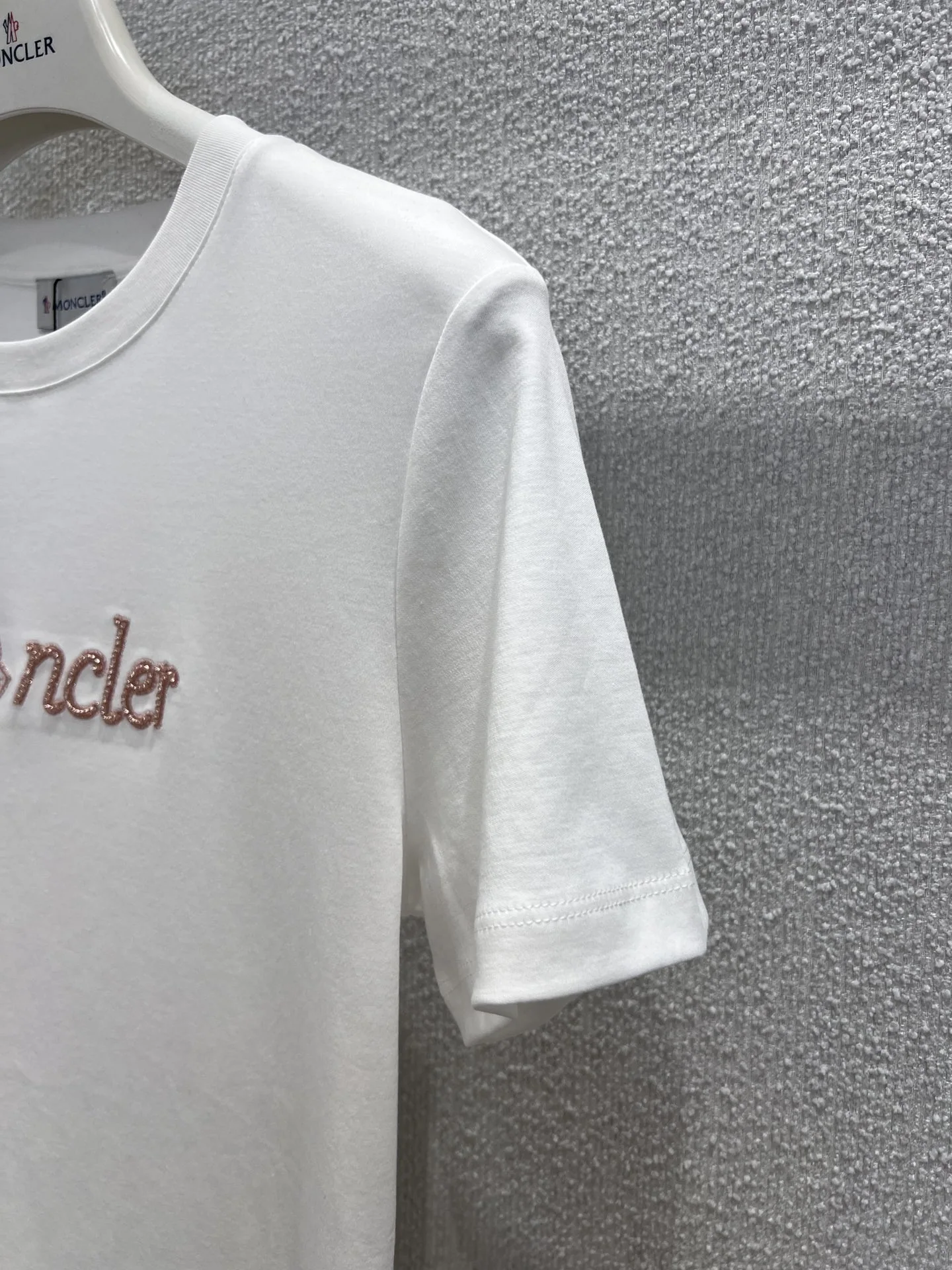 몽클레어 비즈 장식 레터링 여성 반팔 티셔츠 상세 이미지 5