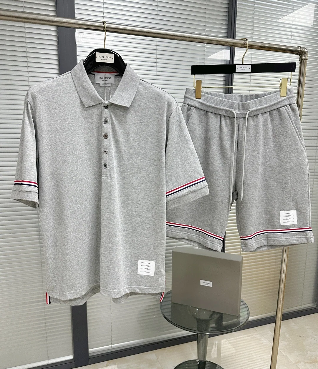 톰브라운 남성 TB 더블 소매 스트라이프 반팔 폴로 티셔츠 상세 이미지 2