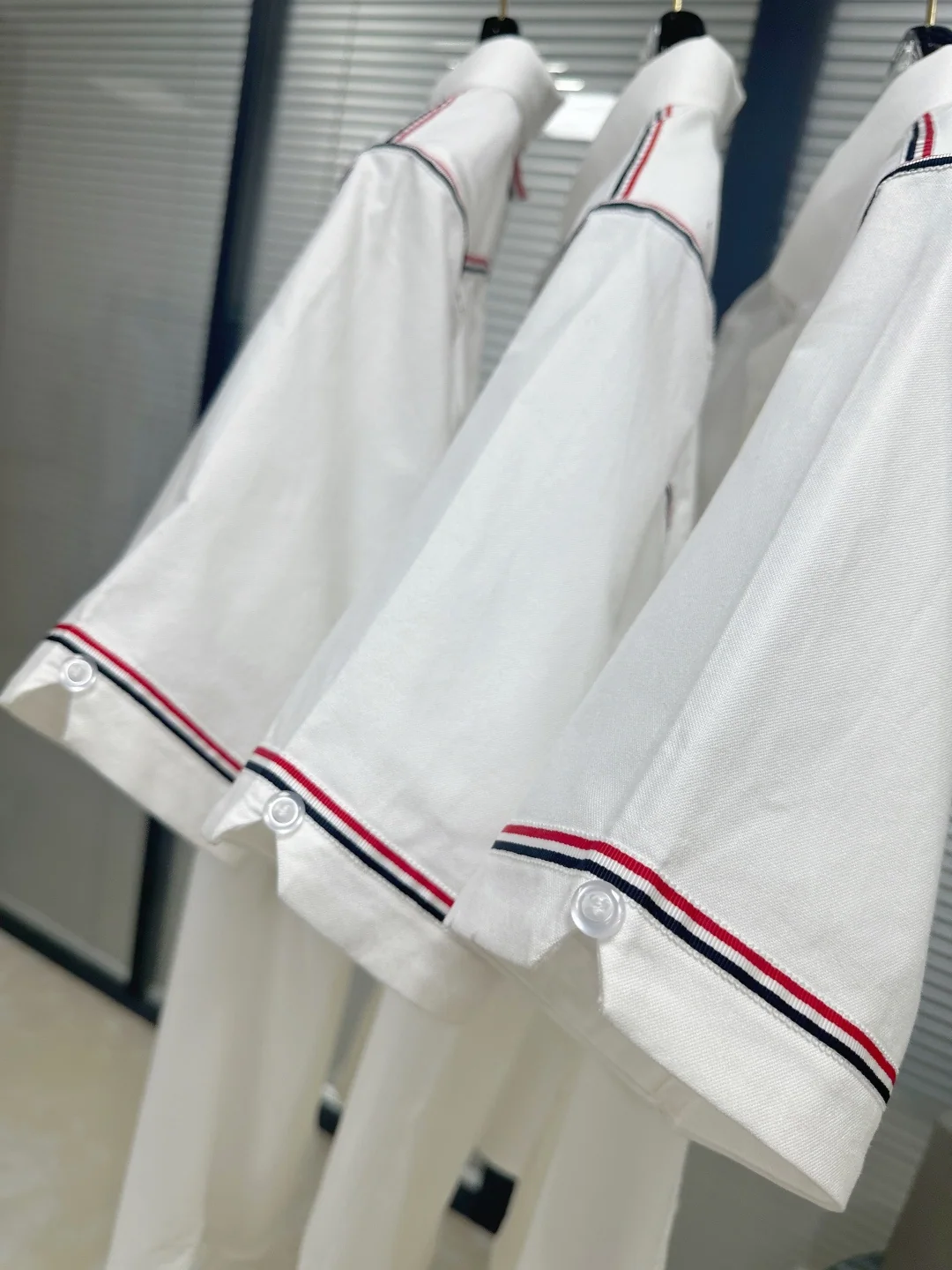 톰브라운 리본 장식 남성 반팔 셔츠 상세 이미지 7