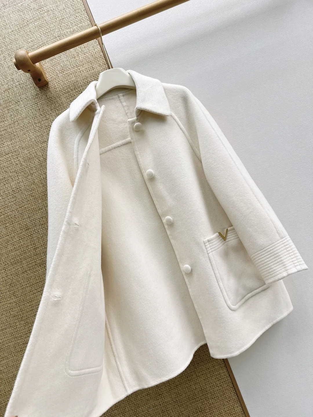 발렌티노 V자형 메탈 장식 케이프 양면 울 자켓 상세 이미지 8