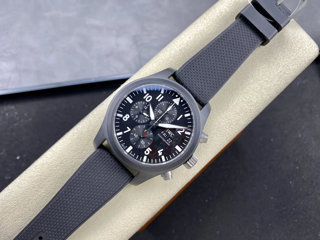 IWC 파일럿 탑건 크로노그래프 블랙 세라믹 시계 상세 이미지 4