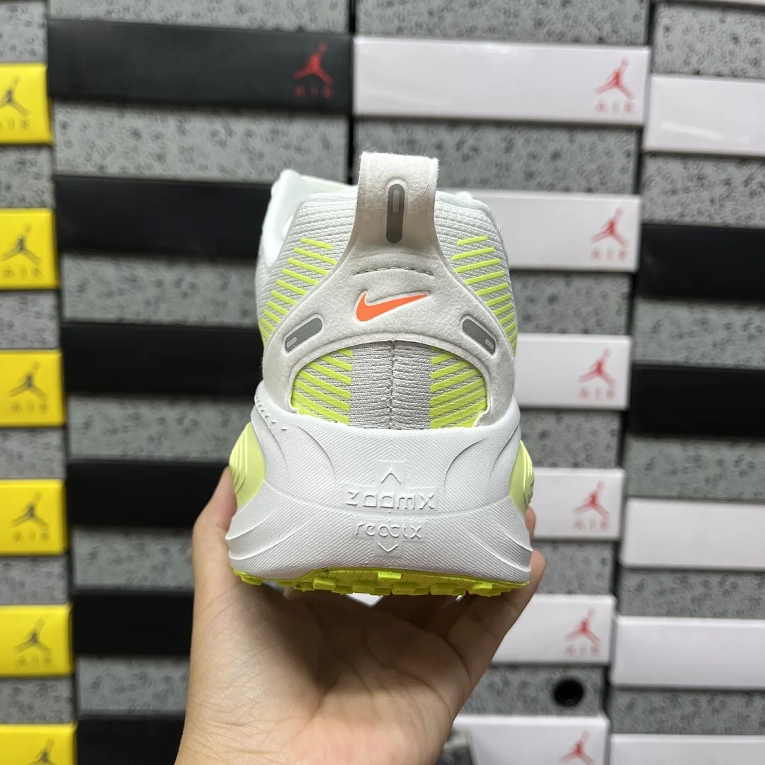 나이키 [XY] 보메로 18 HM6803-120 201546 Nike Vomero 18 White Barely Volt Black 상세 이미지 5