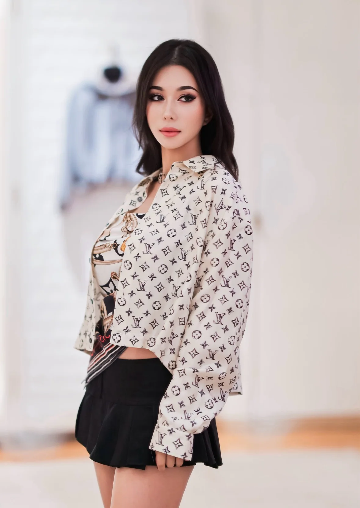 루이비통 새틴 모노그램 프린트 크롭 셔츠 상세 이미지 6