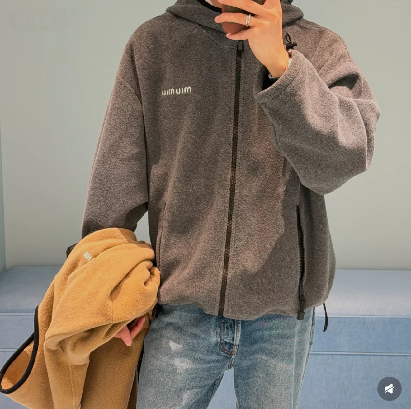 미우미우 그레이 플리스 후드 긴팔 재킷 상세 이미지 2