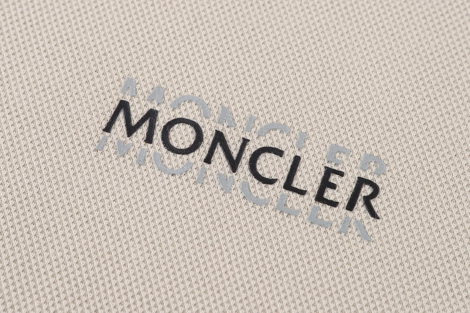 몽클레어 코튼 로고 3 버튼 폴로셔츠 남성 반팔 상세 이미지 4