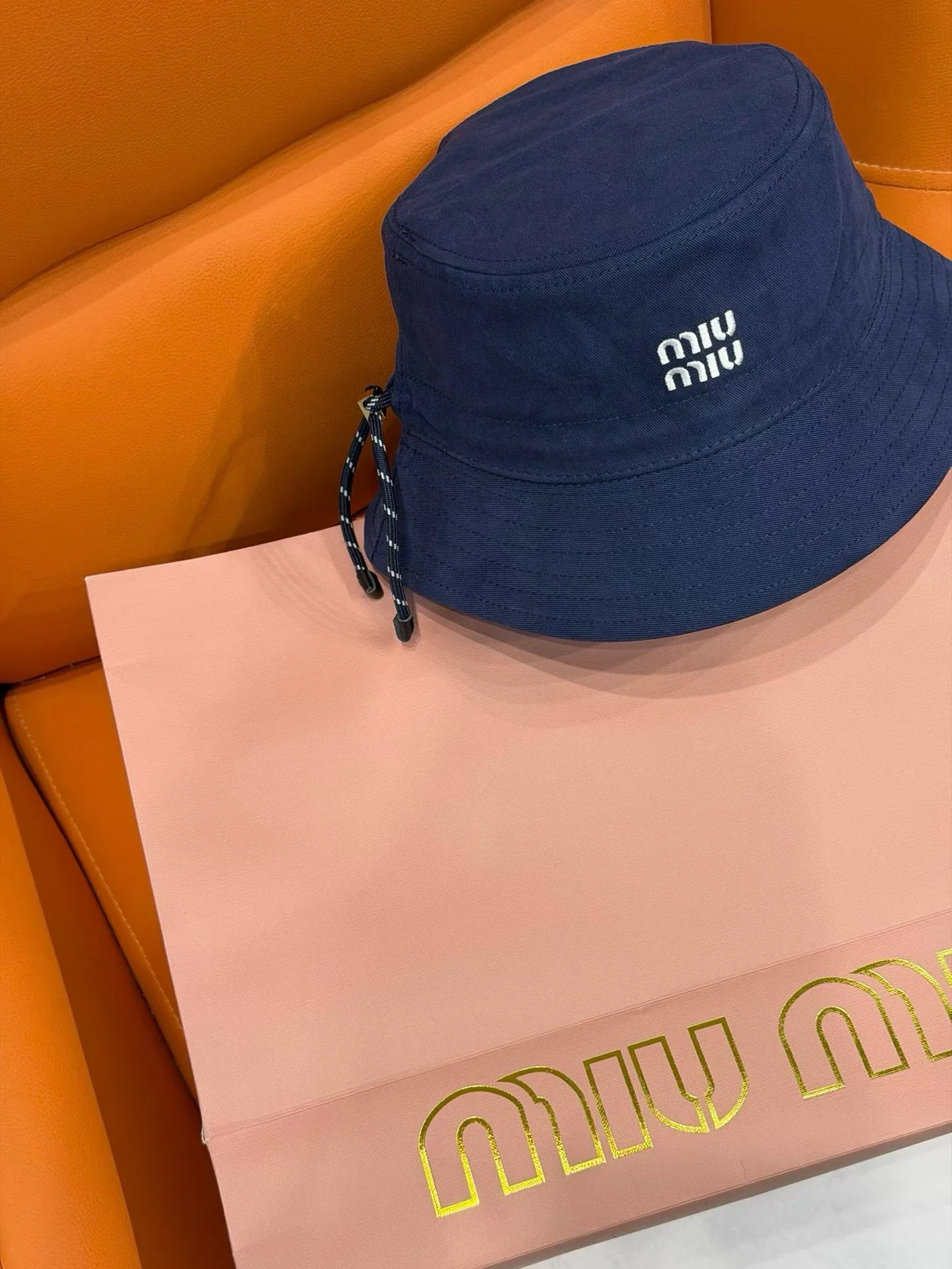 미우미우 네이비 드로스트링 버킷햇 상세 이미지 5