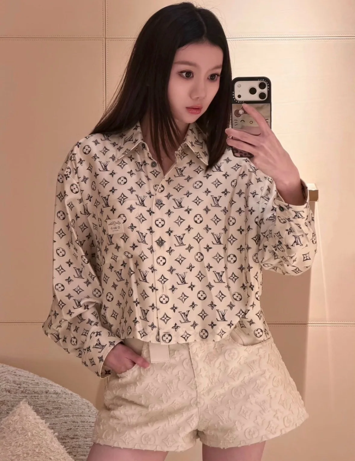 루이비통 새틴 모노그램 프린트 크롭 셔츠 상세 이미지 5
