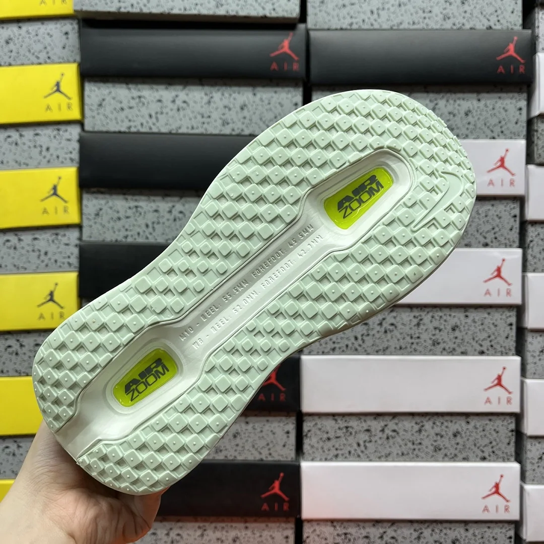 나이키 [CG] 보메로 프리미엄 HQ2050-300 201978 Nike Vomero Premium Barely Volt 상세 이미지 8
