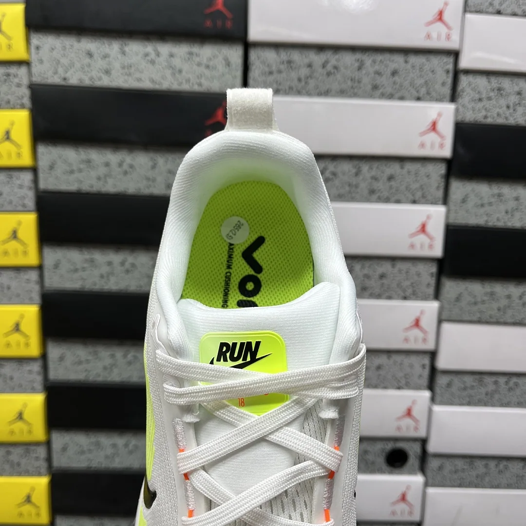 나이키 [XY] 보메로 18 HM6803-120 201546 Nike Vomero 18 White Barely Volt Black 상세 이미지 3