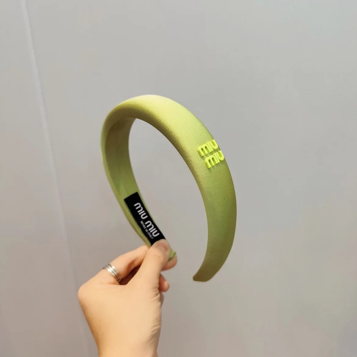 미우미우 새틴 헤어밴드 상세 이미지 2