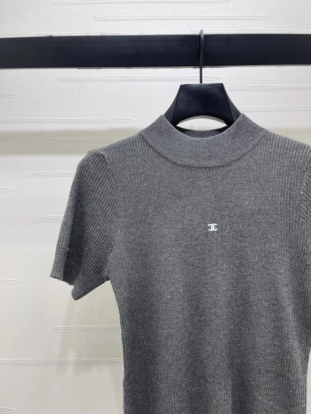 샤넬 스팽글 장식 더블 C 로고 반팔 니트 탑 상세 이미지 4