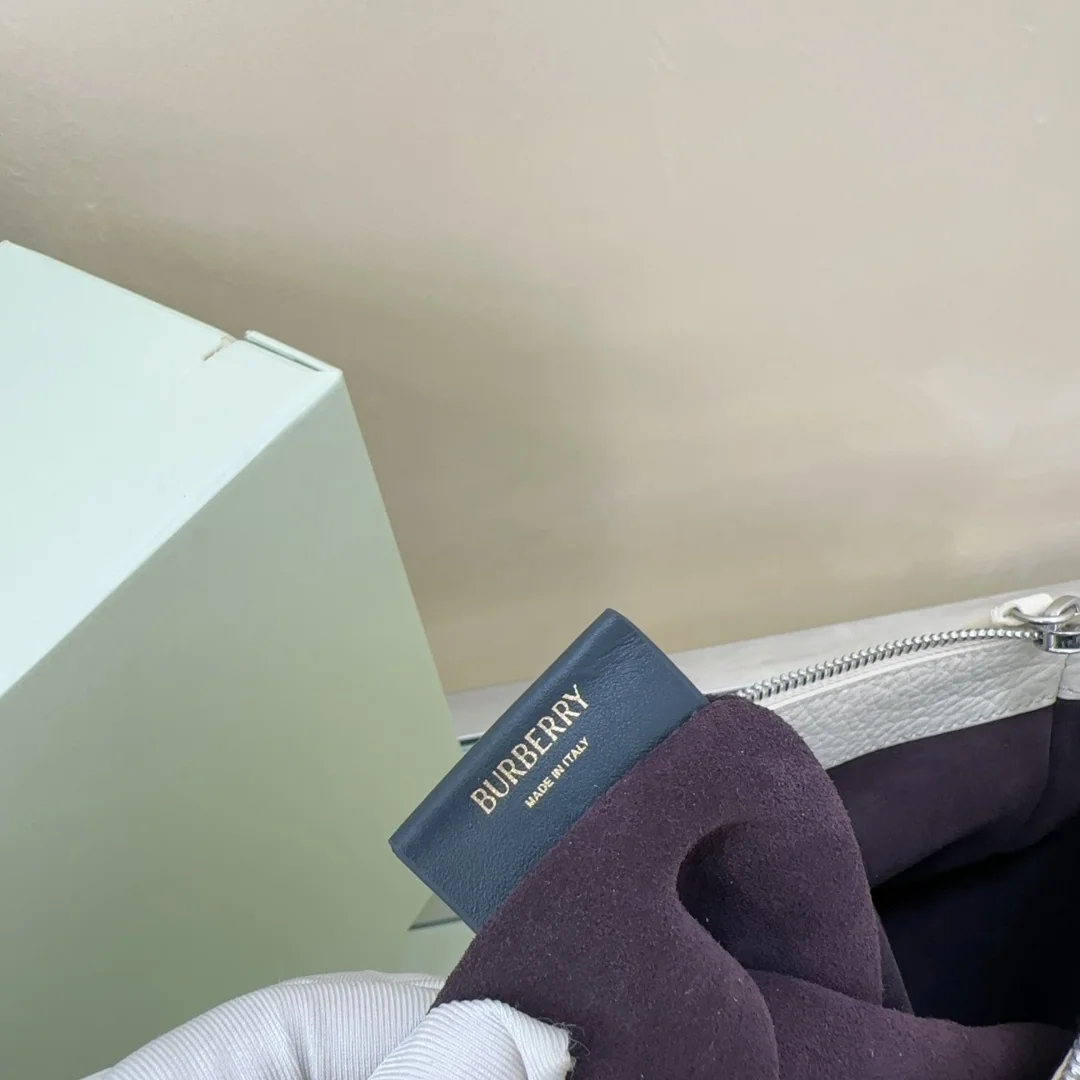 버버리 나이트 워리어 가죽 백 상세 이미지 9