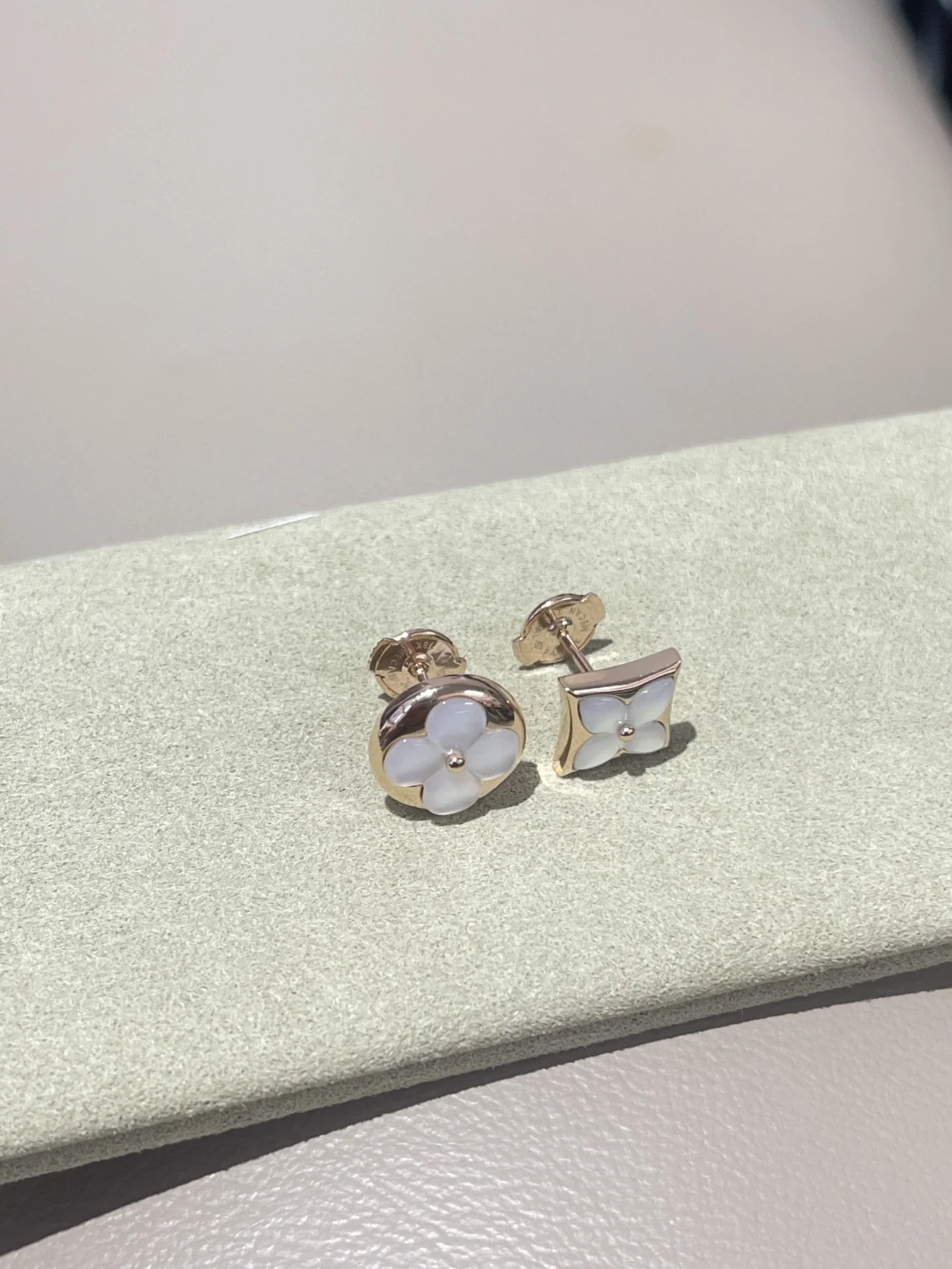 루이비통 18 K 골드 화이트 셸 귀걸이 상세 이미지 2