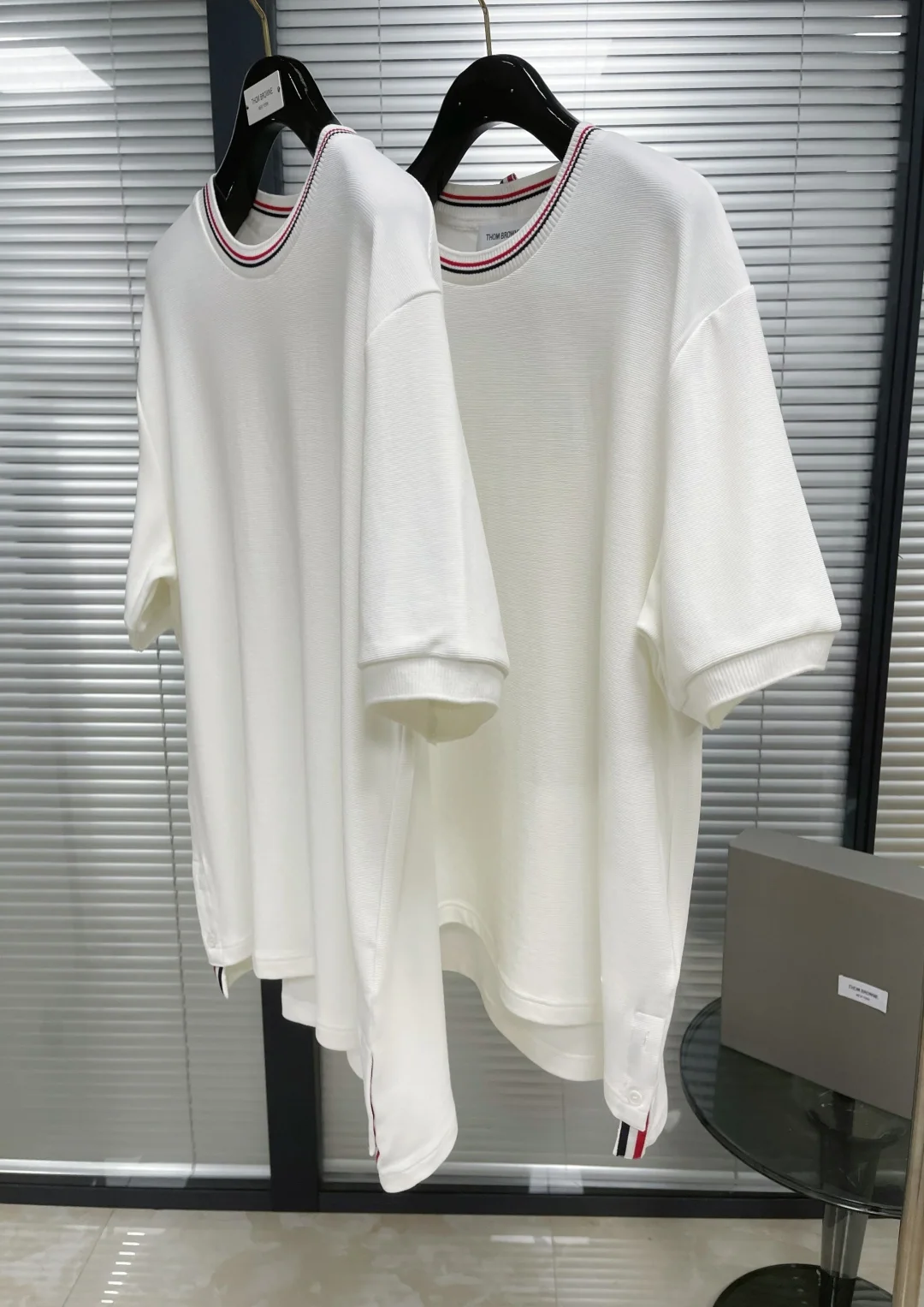 톰브라운 극세사 수면 파문 반팔 티셔츠 상세 이미지 5