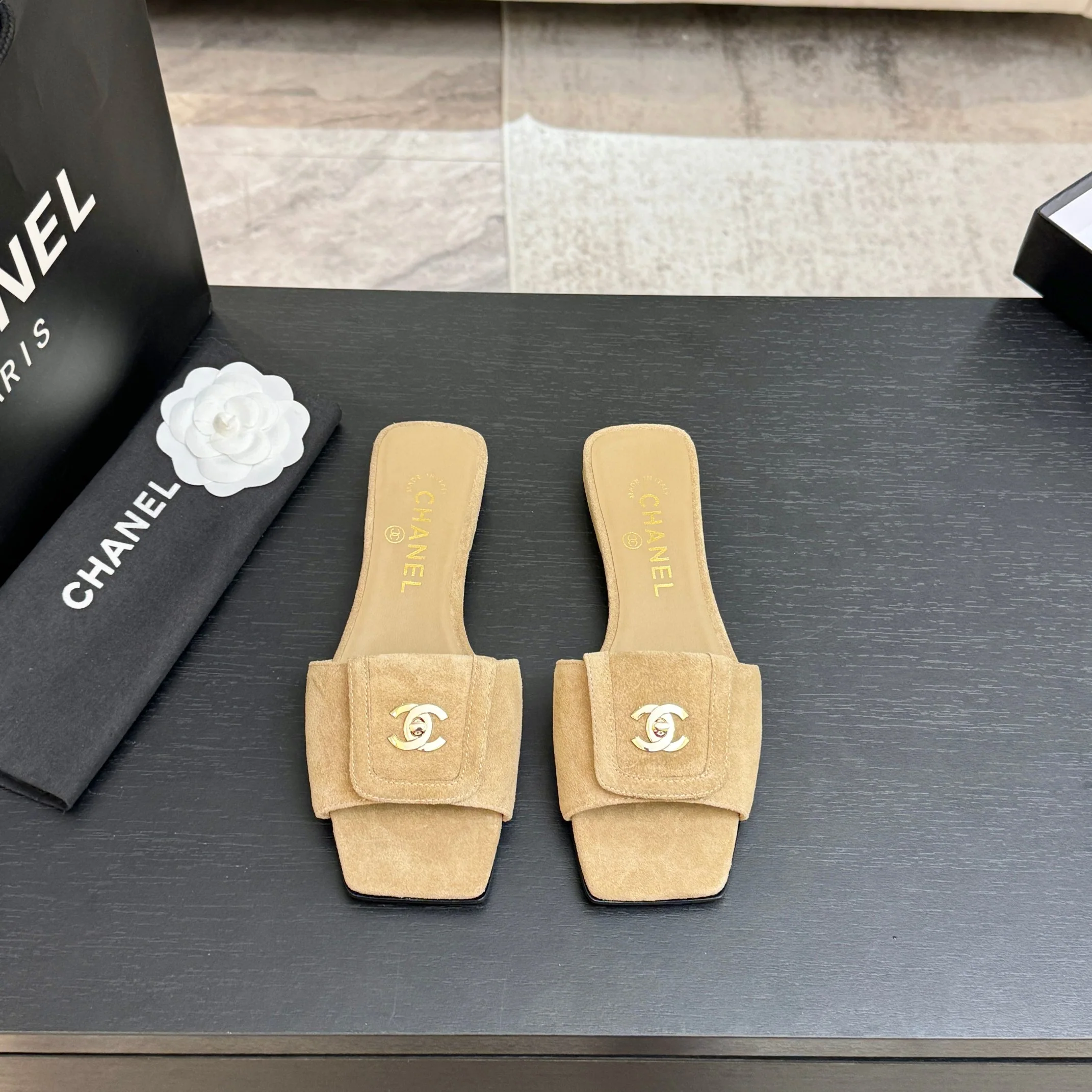 샤넬 더블 C 버클 스퀘어 토 슬리퍼 상세 이미지 1