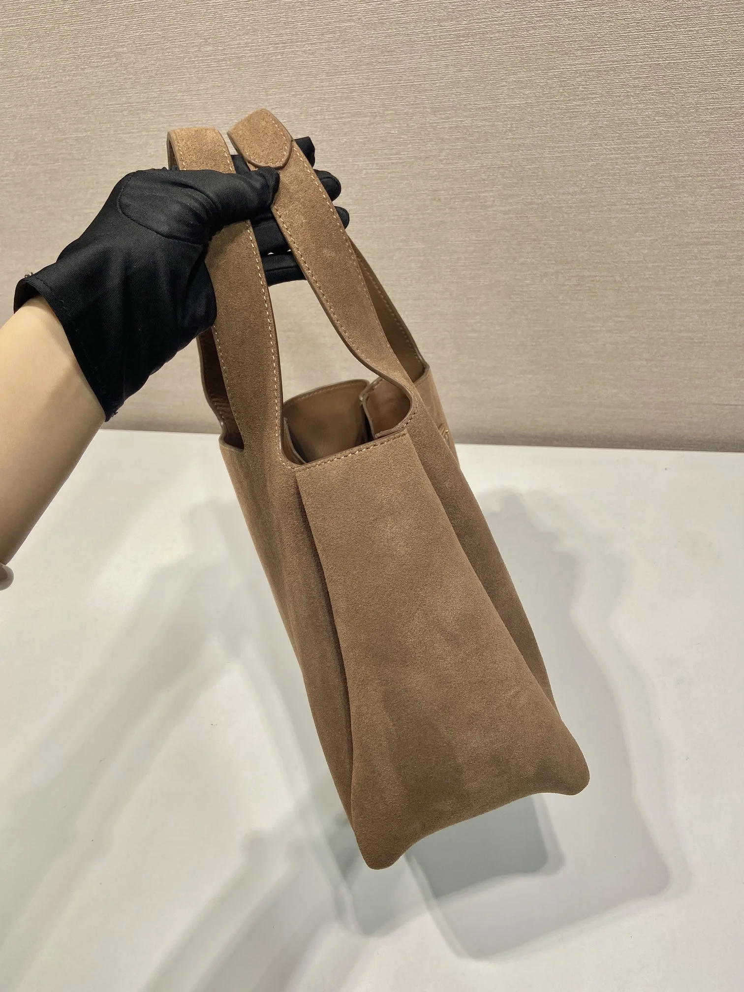 프라다 스웨이드 바스켓 버킷백 1BG335 상세 이미지 5