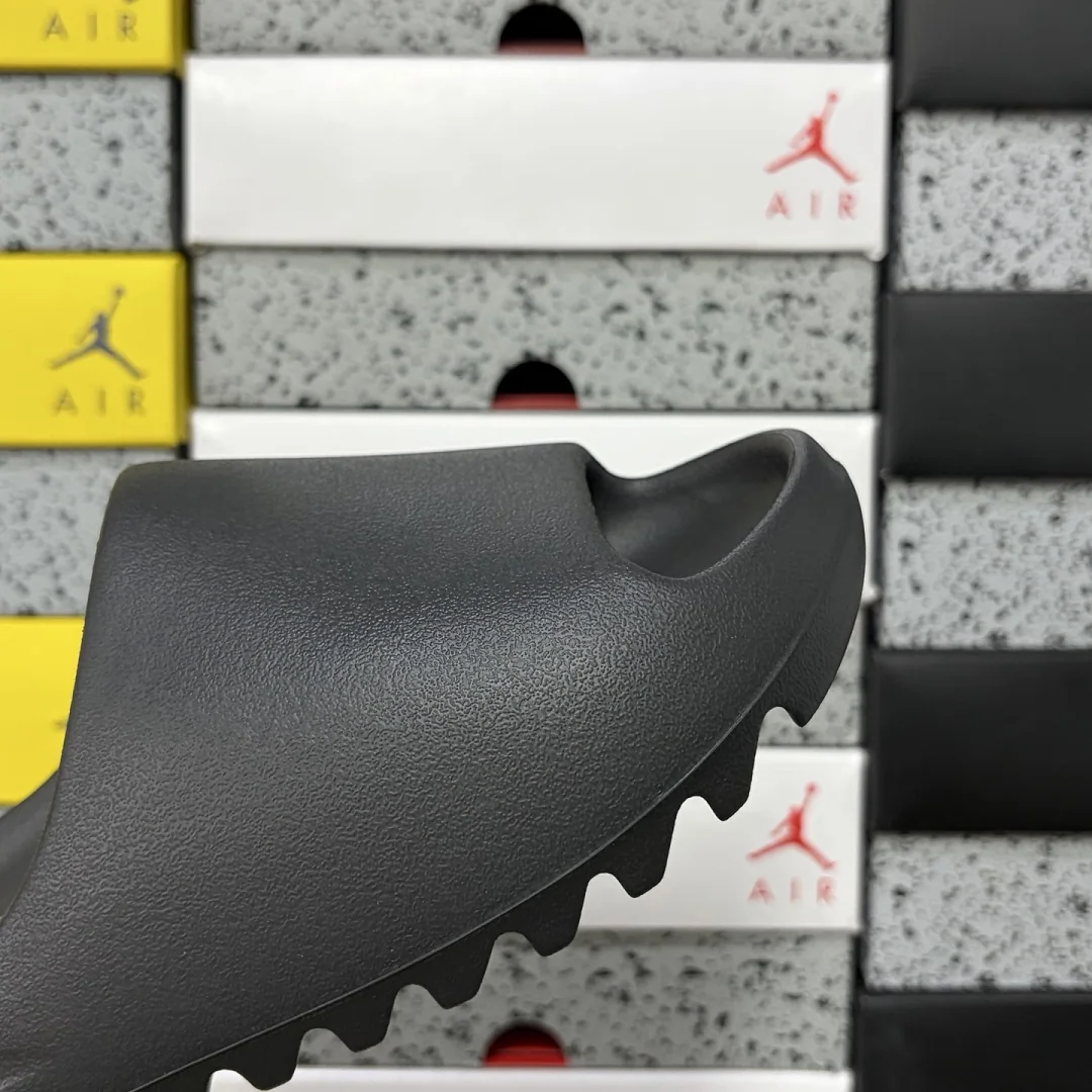 아디다스 [LW] 이지 슬라이드 HQ6448 200616 Adidas Yeezy Slide Onyx 상세 이미지 2