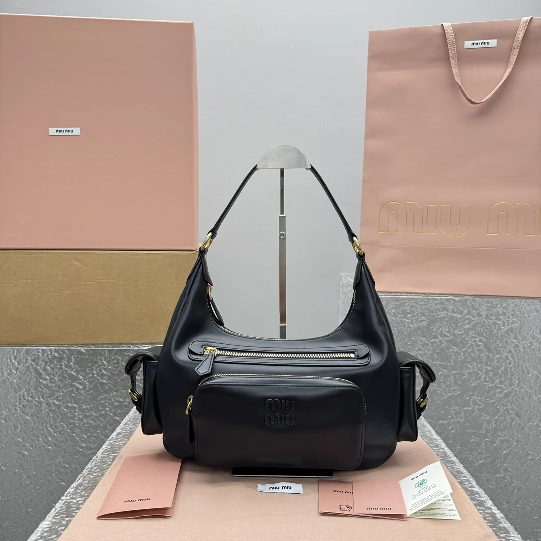 미우미우 멀티 포켓 가죽 숄더백 68348