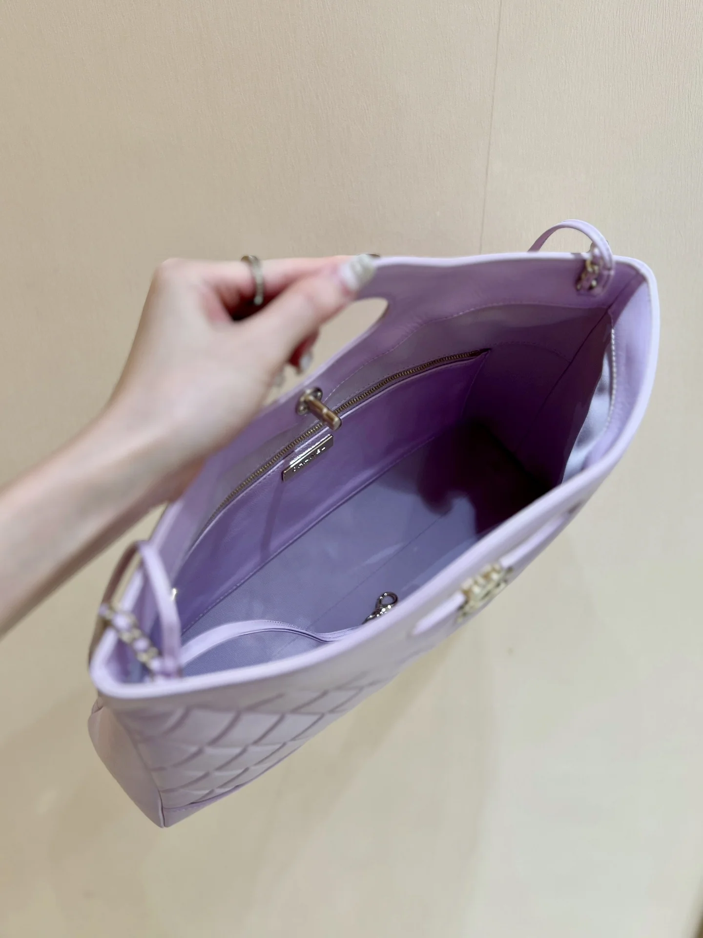 샤넬 24 S 램스킨 가로형 가방 상세 이미지 6