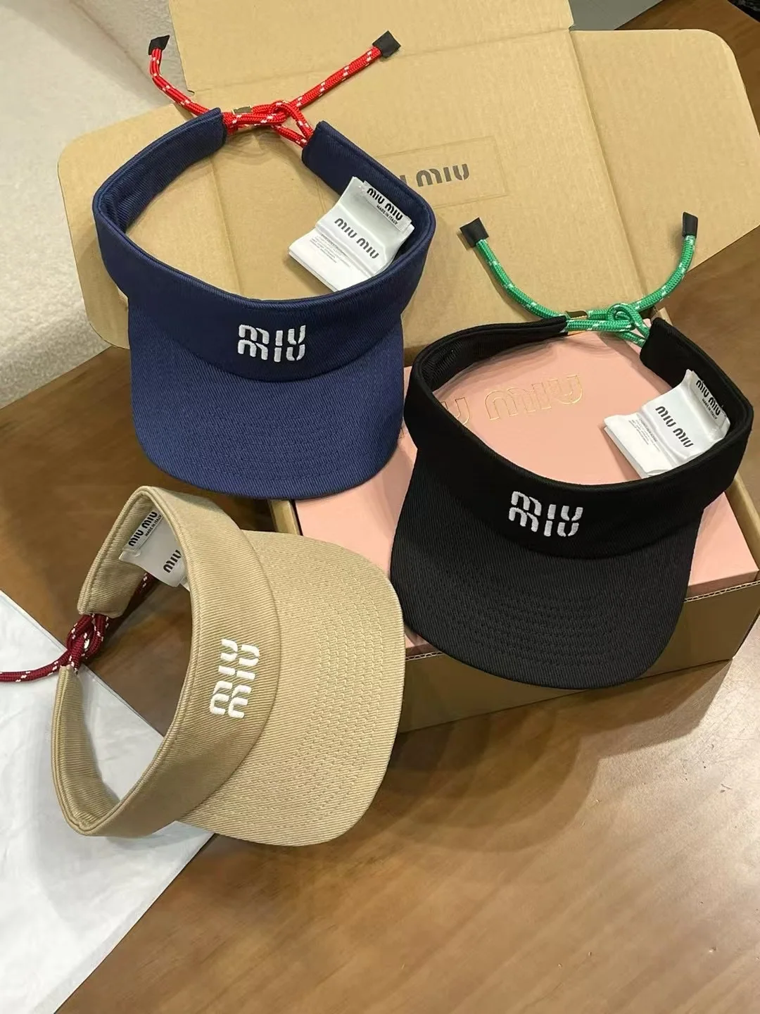 미우미우 드로스트링 바이저 모자 상세 이미지 3