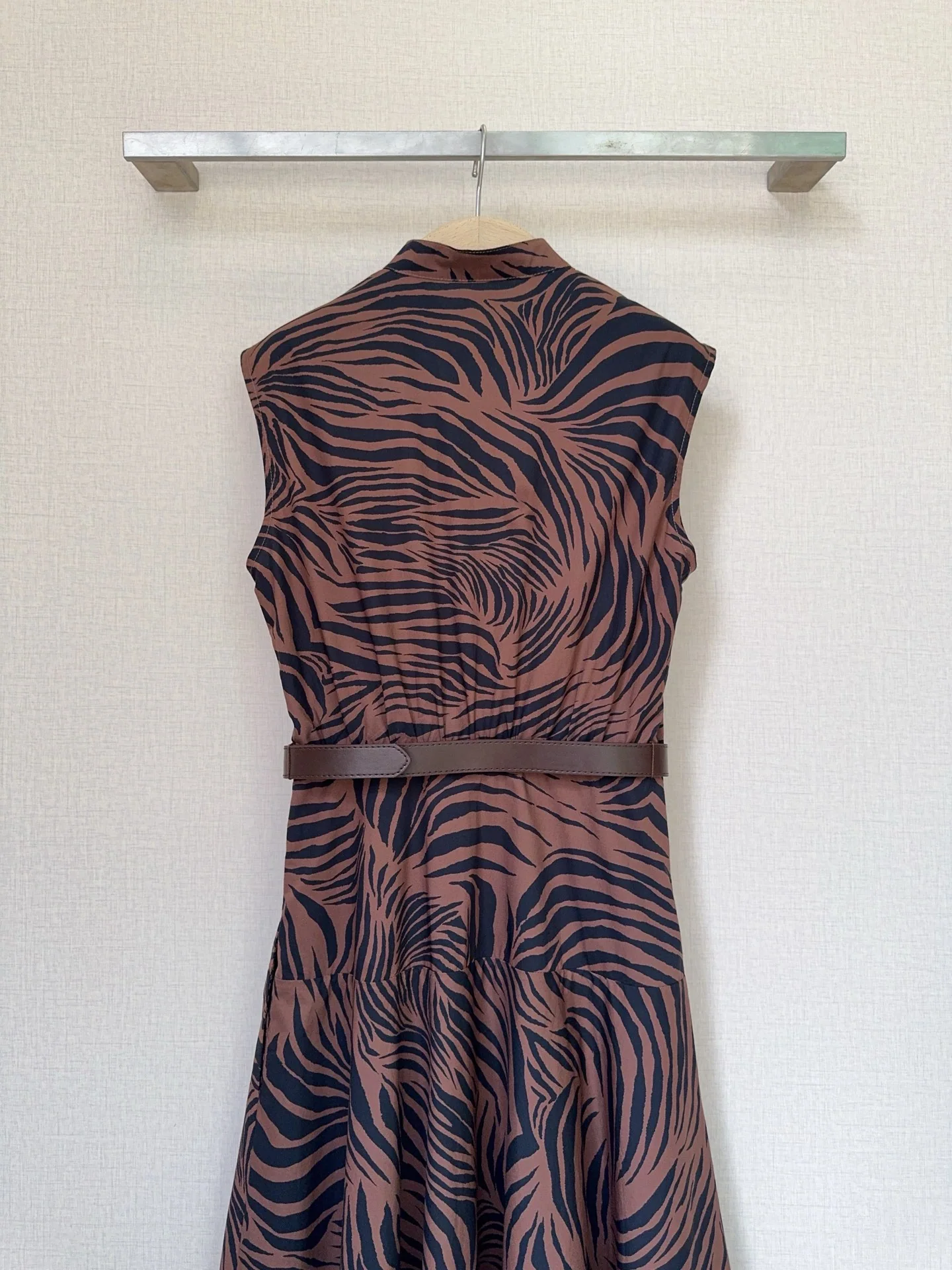 막스마라 얼룩말 프린트 스탠드 카라 민소매 A라인 원피스 상세 이미지 6