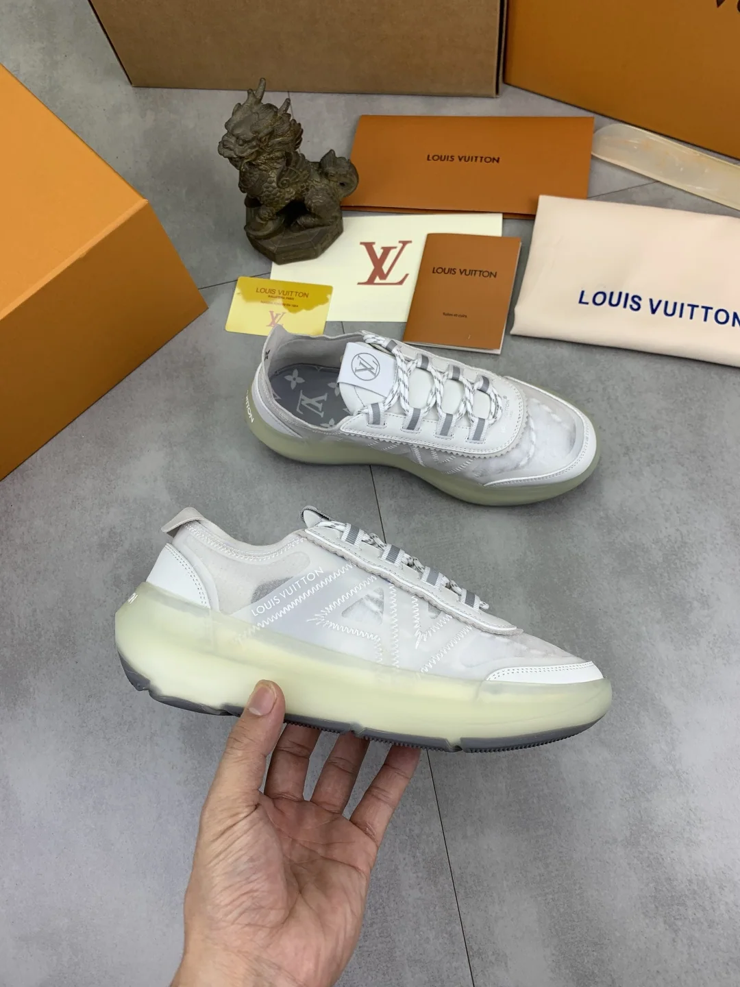 루이비통 LV 런 2.0 메시 소가죽 스니커즈 상세 이미지 6