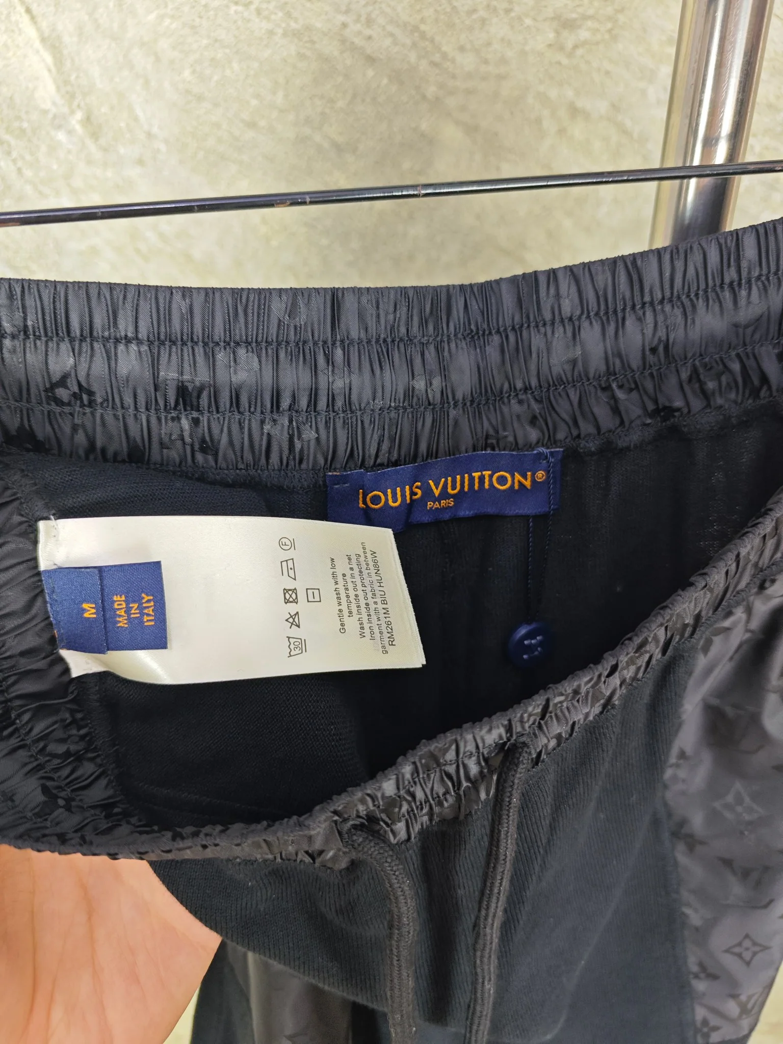 루이비통 모노그램 패치 포켓 드로스트링 반바지 상세 이미지 6