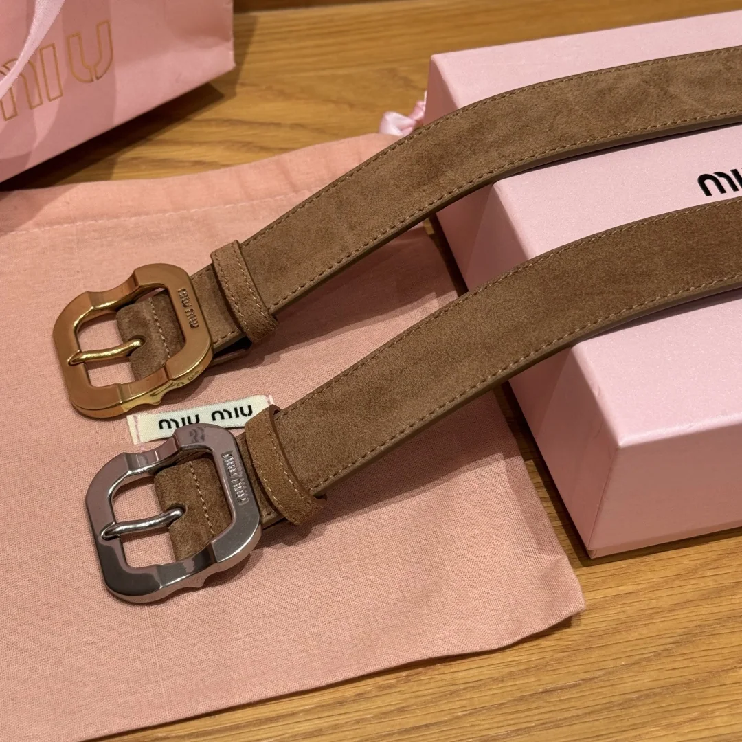 미우미우 메탈 로고 스퀘어 버클 스웨이드 가죽 벨트 상세 이미지 4
