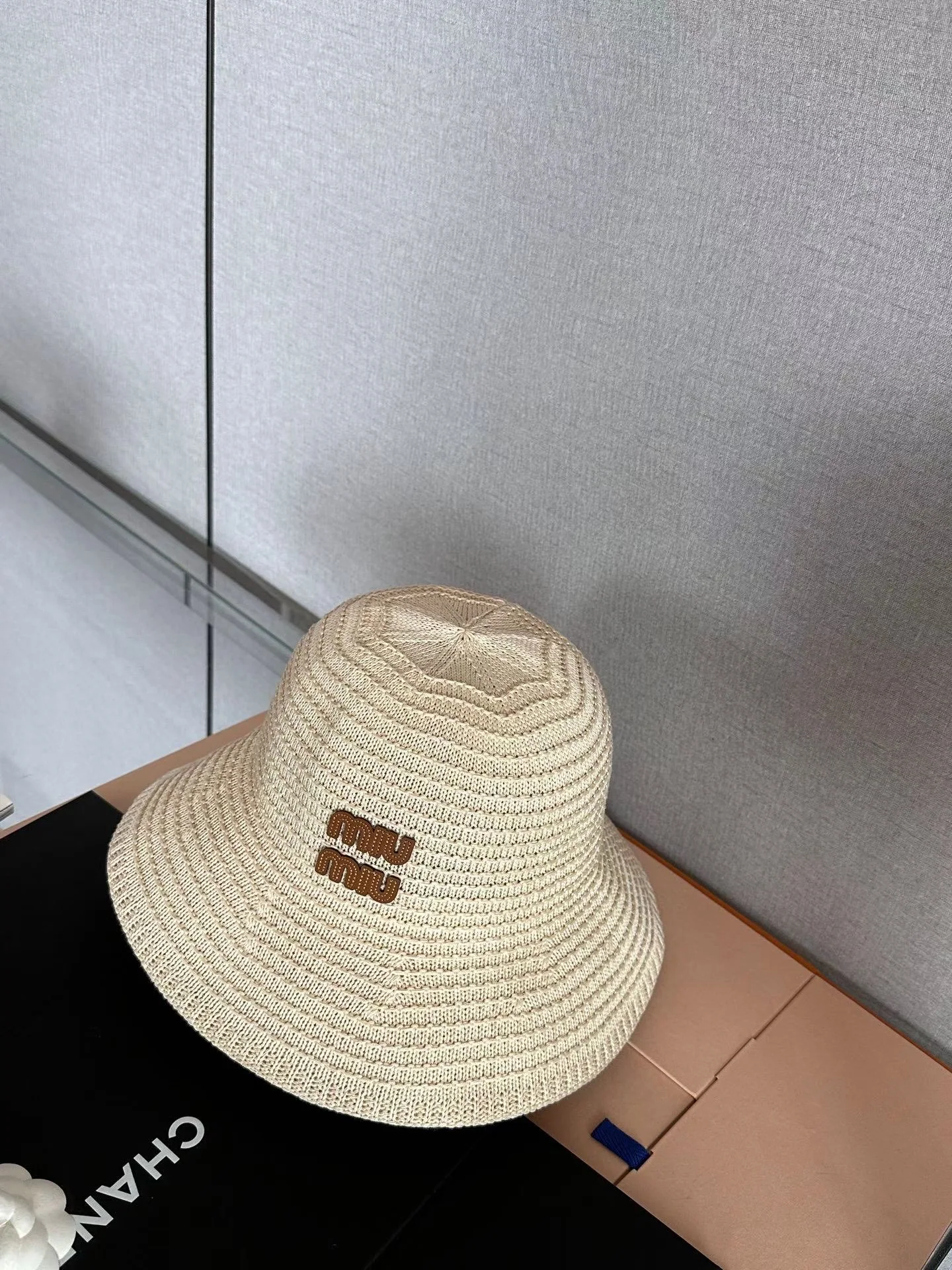 미우미우 밀짚 버킷 햇 모자 상세 이미지 4