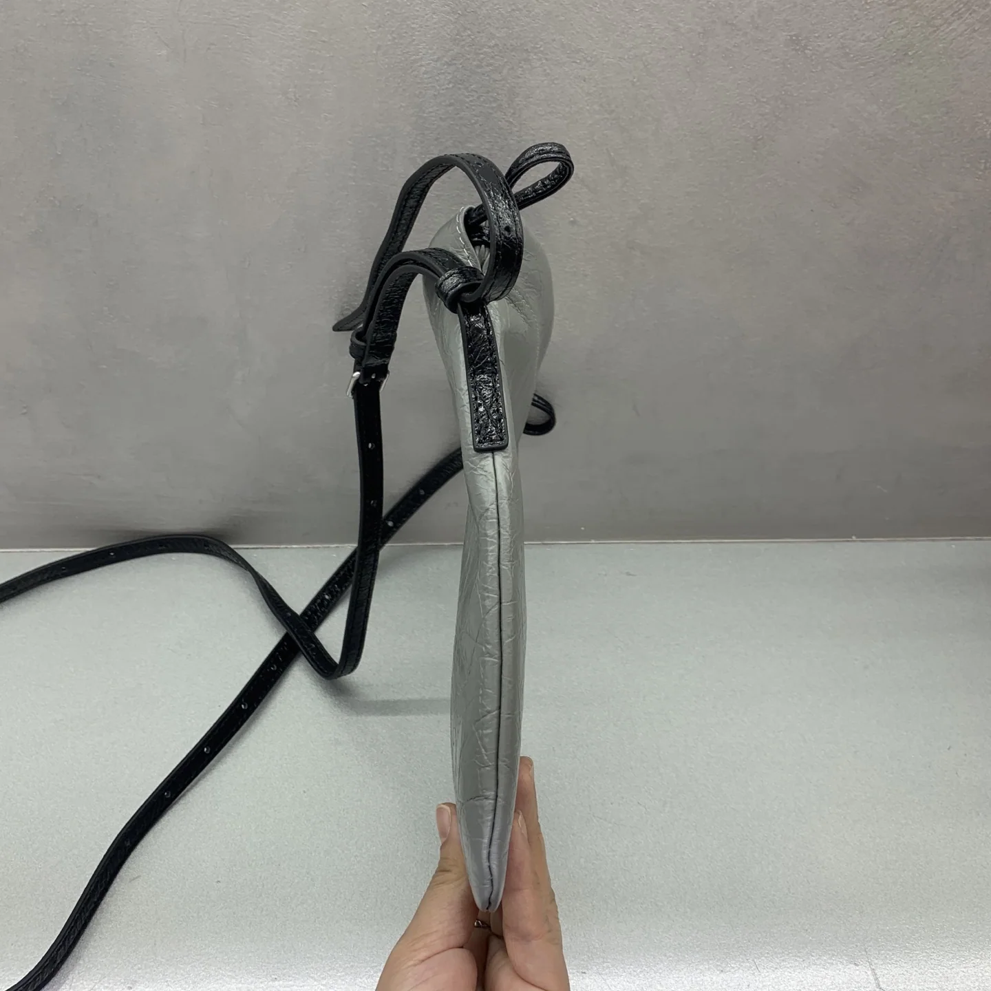 발렌시아가 송아지가죽 크로스바디 가방 상세 이미지 3