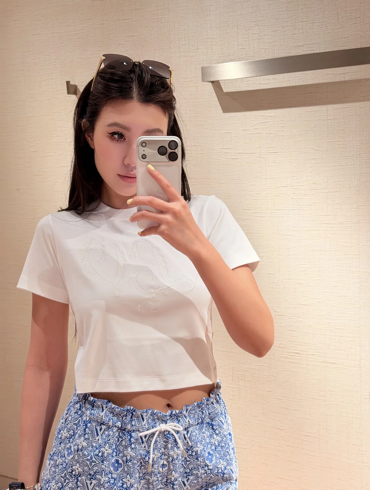 루이비통 자수 크롭 반팔 티셔츠 상세 이미지 2