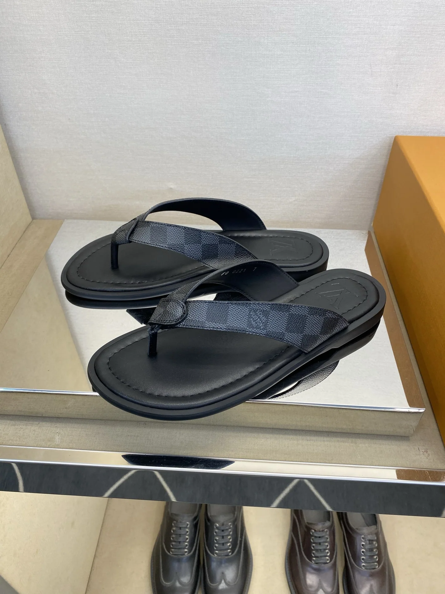 루이비통 엠보스 송아지가죽 남성 샌들 상세 이미지 2