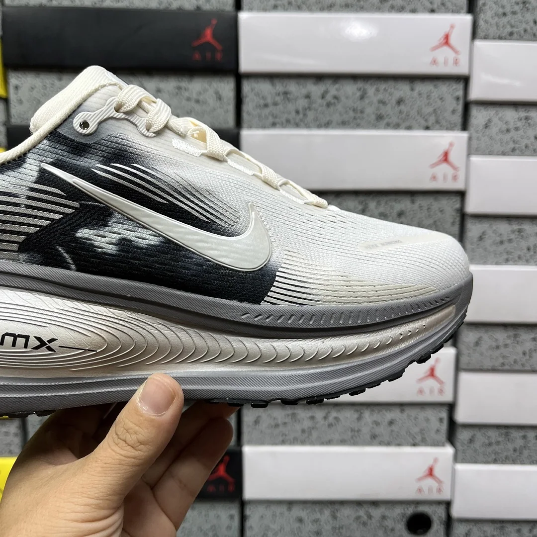 나이키 [XY] 보메로 18 IF4463-002 201688 Nike Vomero 18 상세 이미지 4