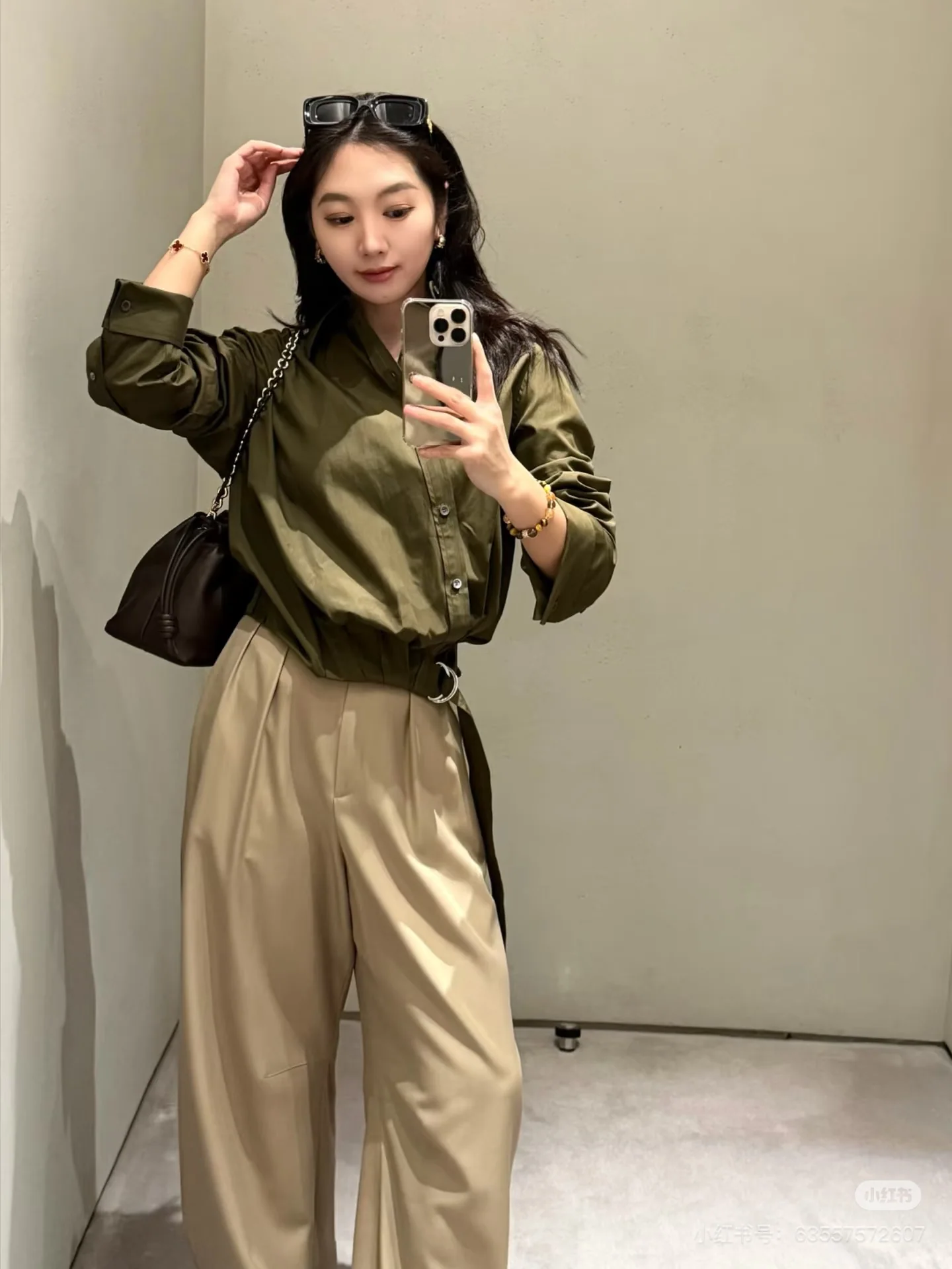 로에베 비대칭 사이드 벨트 여성 셔츠 상세 이미지 4