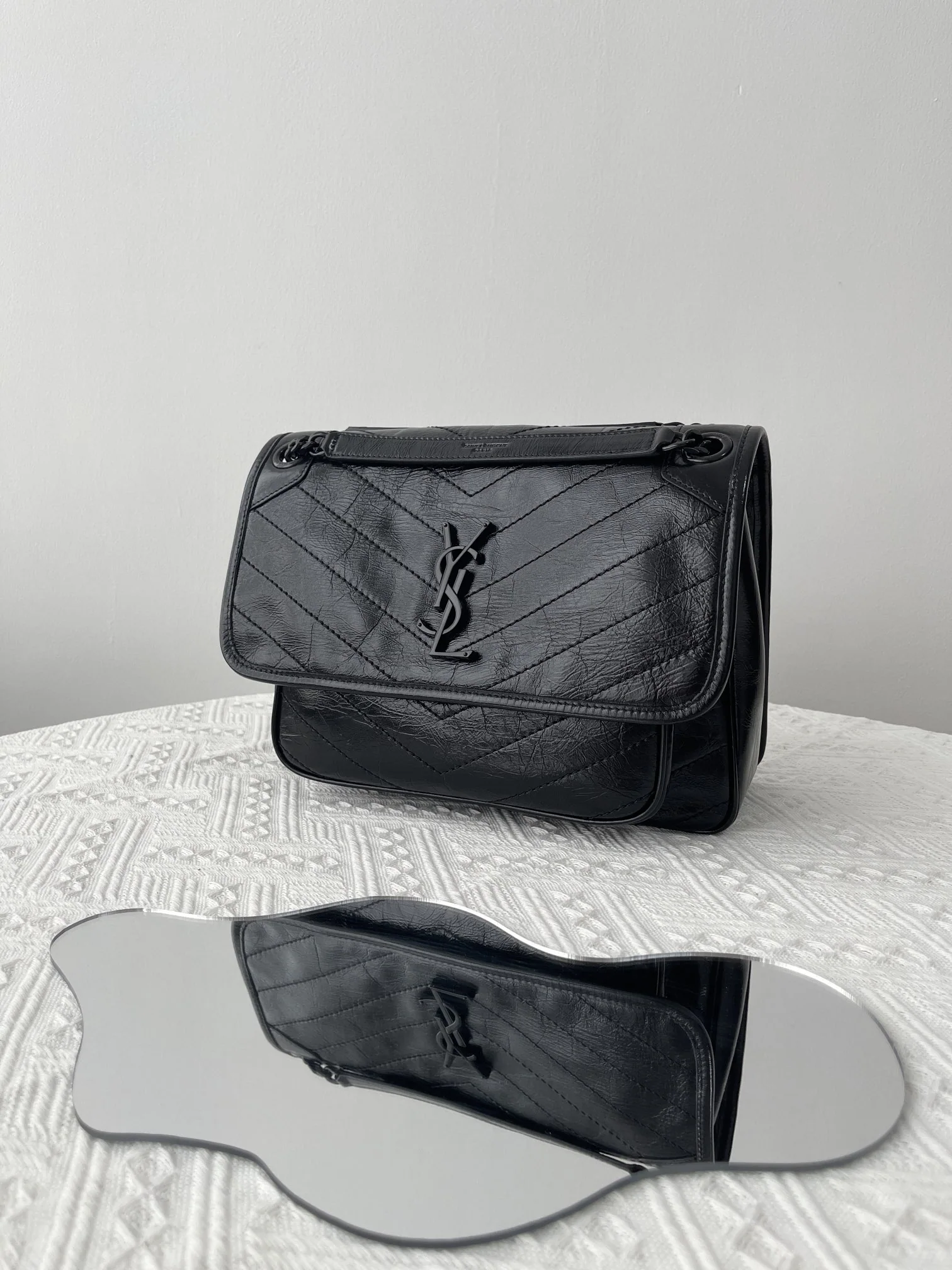 생로랑 니키 블랙 페인트 체인 숄더백 28CM633158 상세 이미지 9