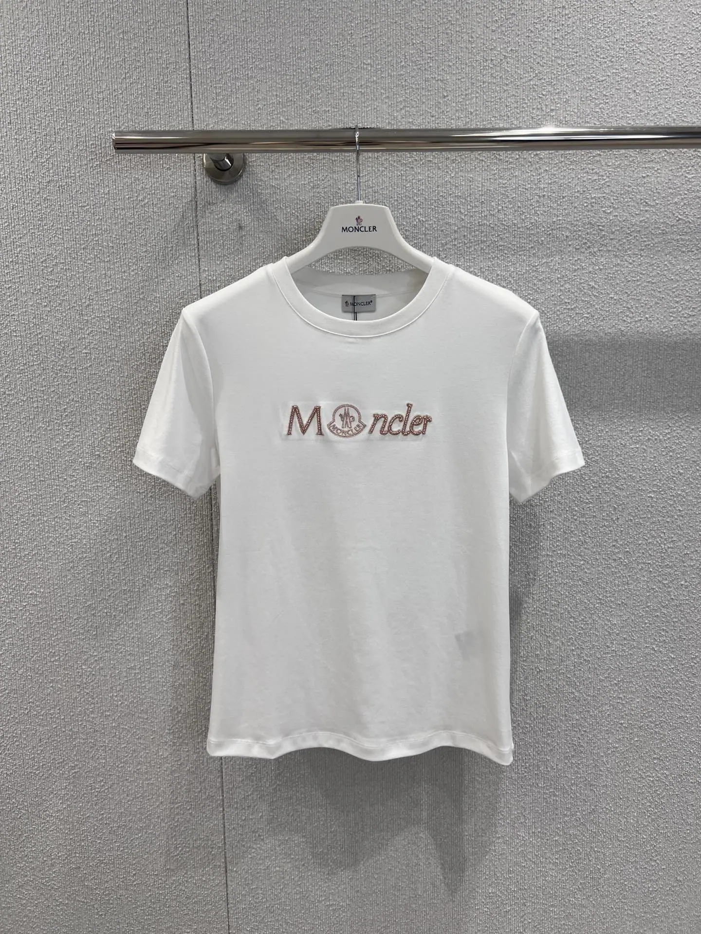 몽클레어 비즈 장식 레터링 여성 반팔 티셔츠 상세 이미지 3