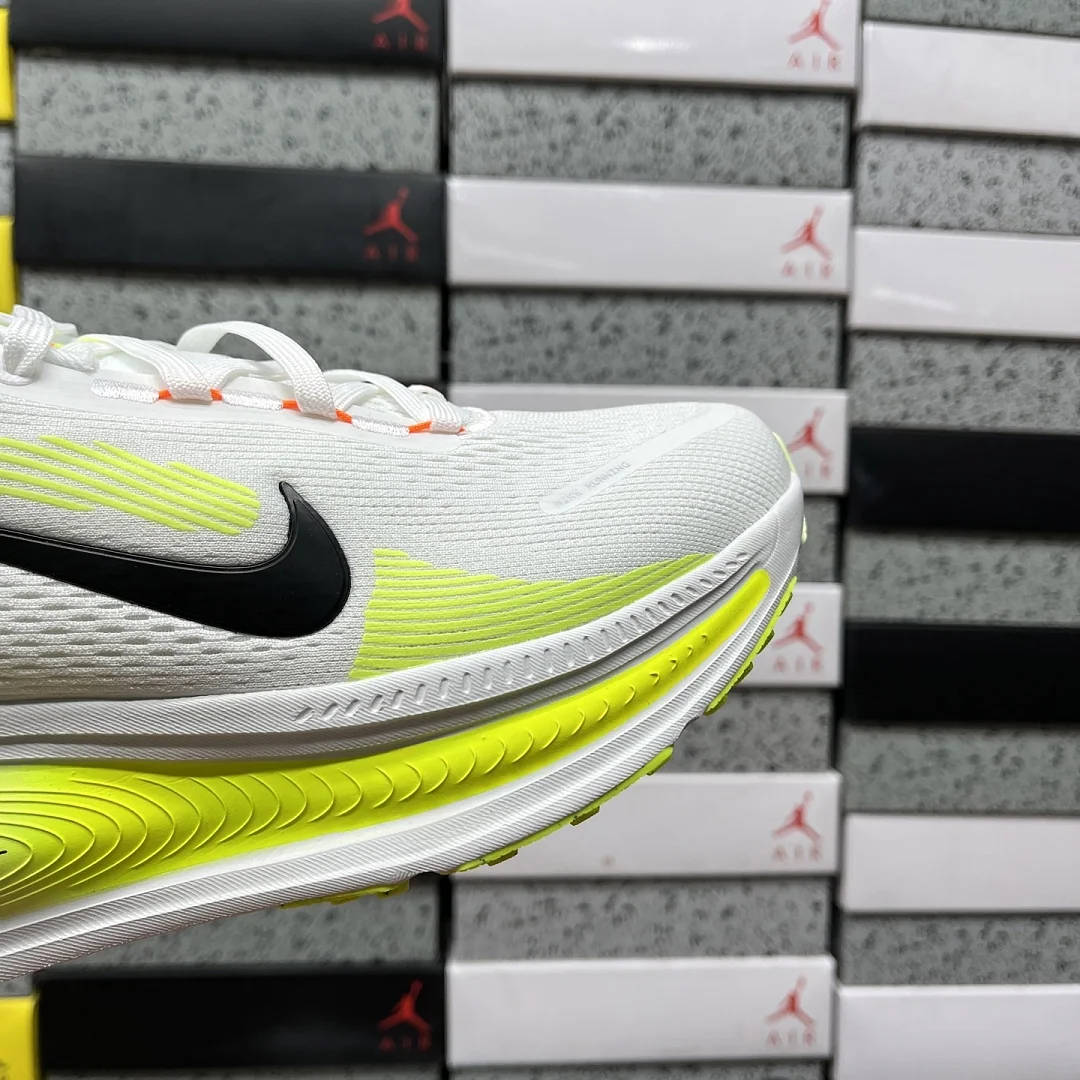 나이키 [XY] 보메로 18 HM6803-120 201546 Nike Vomero 18 White Barely Volt Black 상세 이미지 4