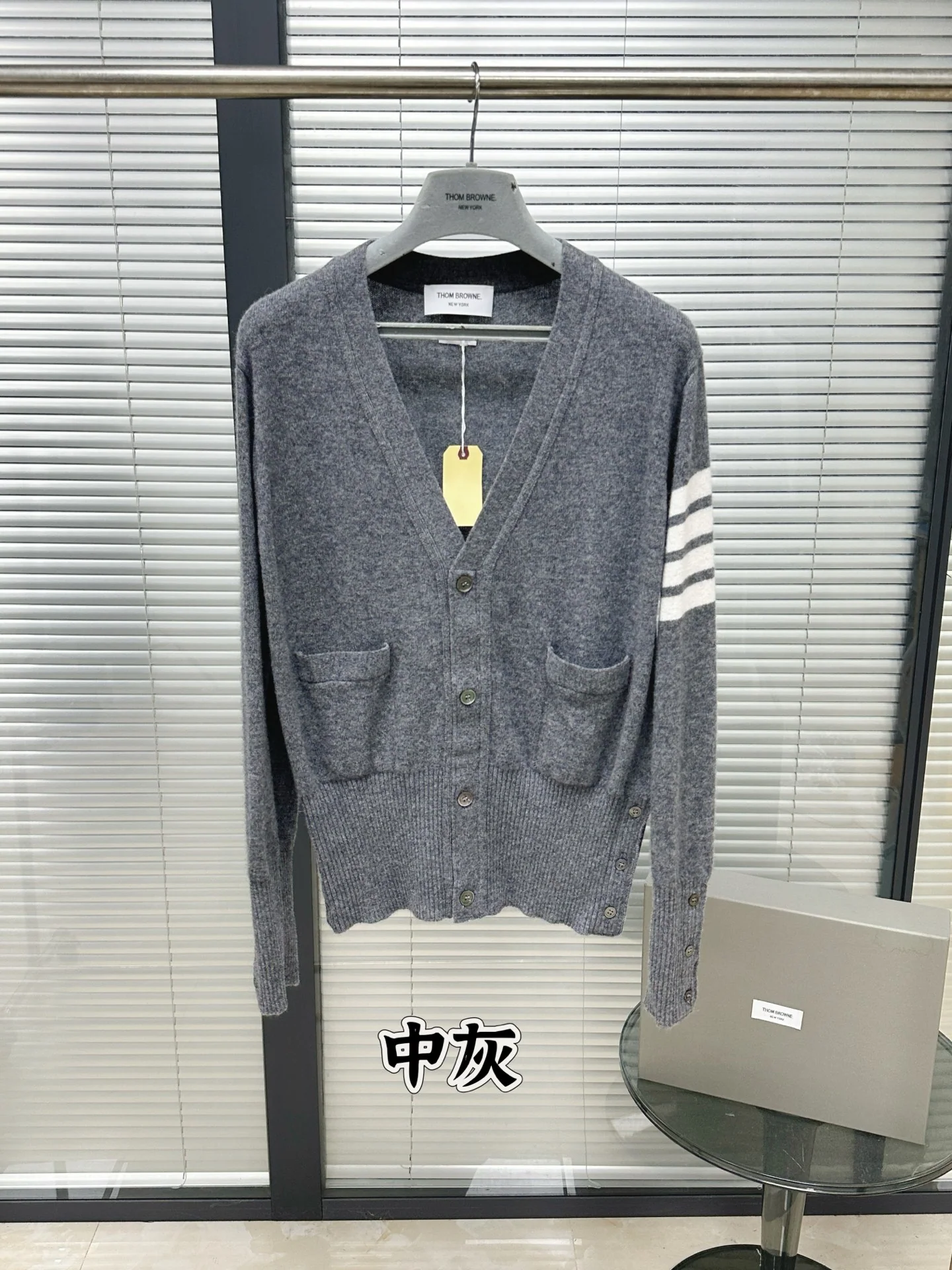 톰브라운 클래식 울 남성 가디건 상세 이미지 2