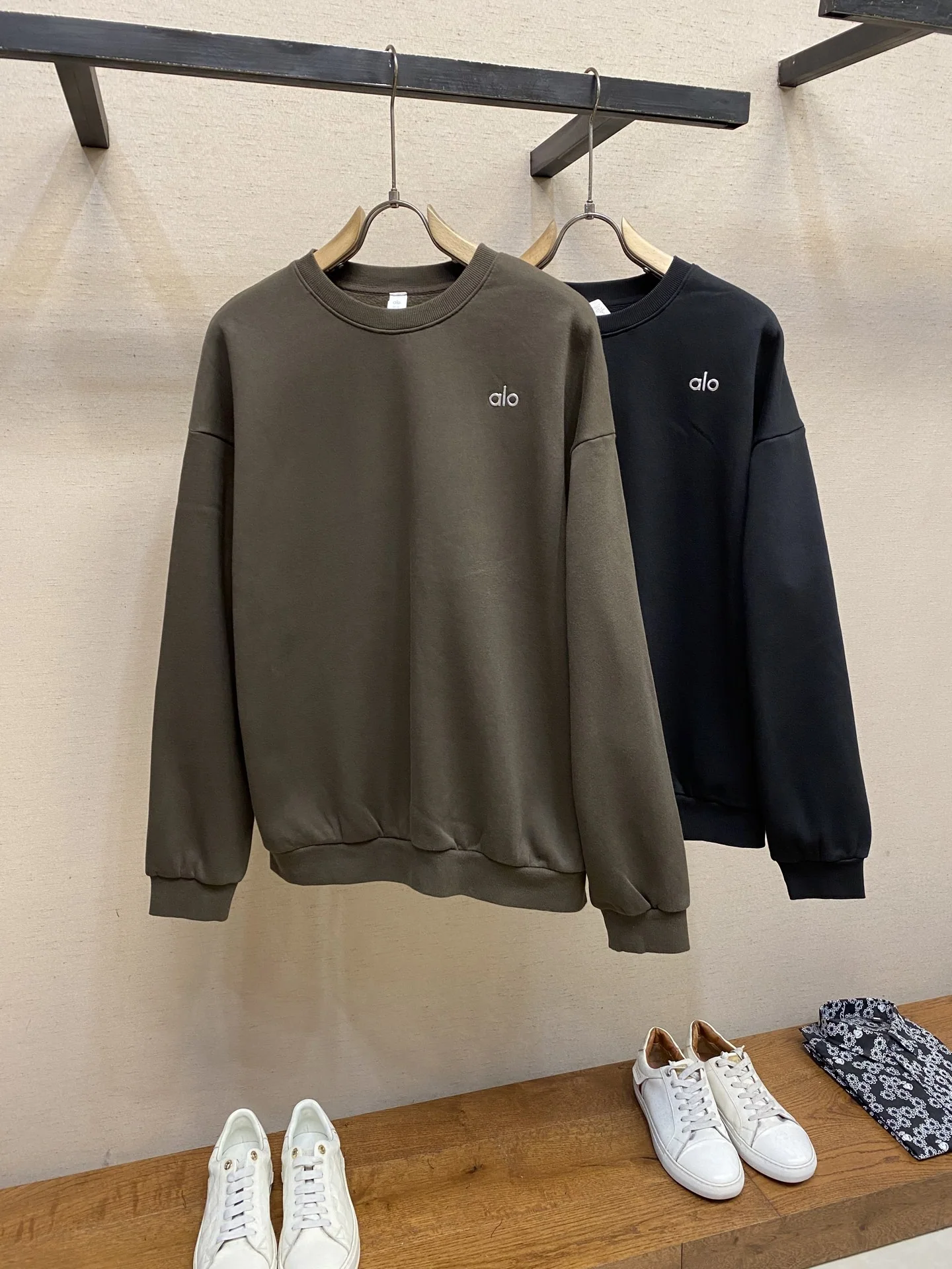 알로 클래식 크루넥 루즈핏 남성 트레이닝 셔츠 상세 이미지 3