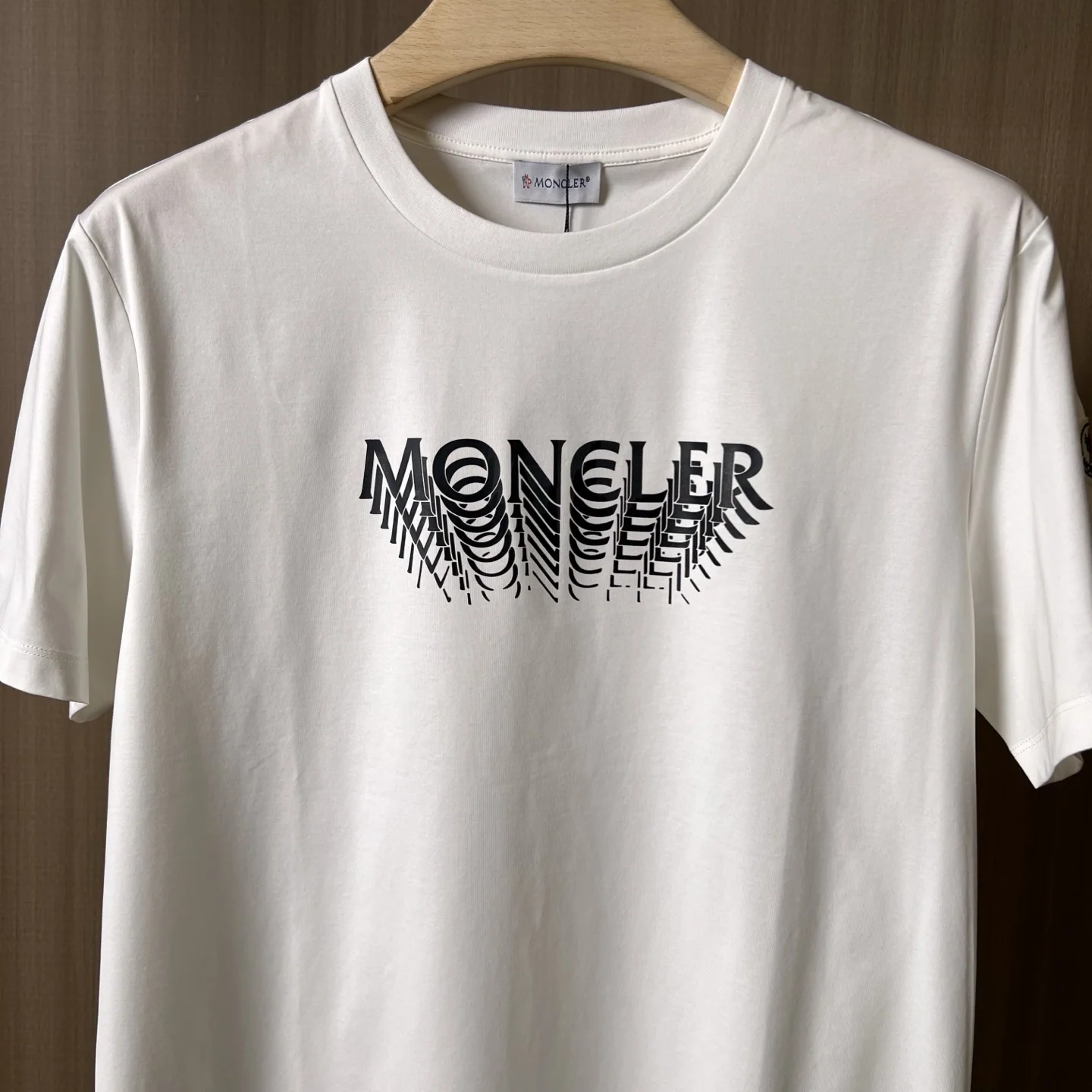 몽클레어 오버래핑 그라데이션 로고 반팔 티셔츠 상세 이미지 3