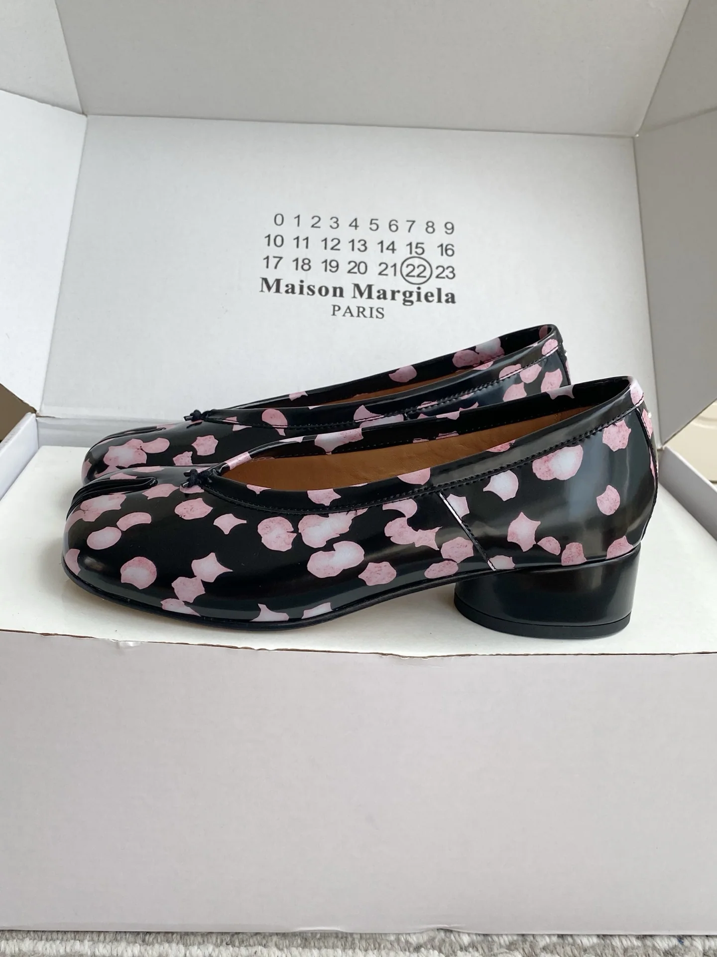마르지엘라 체리블라썸 프린트 타비 스플릿토 오픈백 샌들 상세 이미지 2