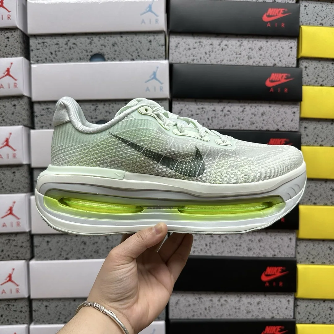 나이키 [M] 보메로 프리미엄 HQ2050-300 201657 Nike Vomero Premium Barely Volt 상세 이미지 5