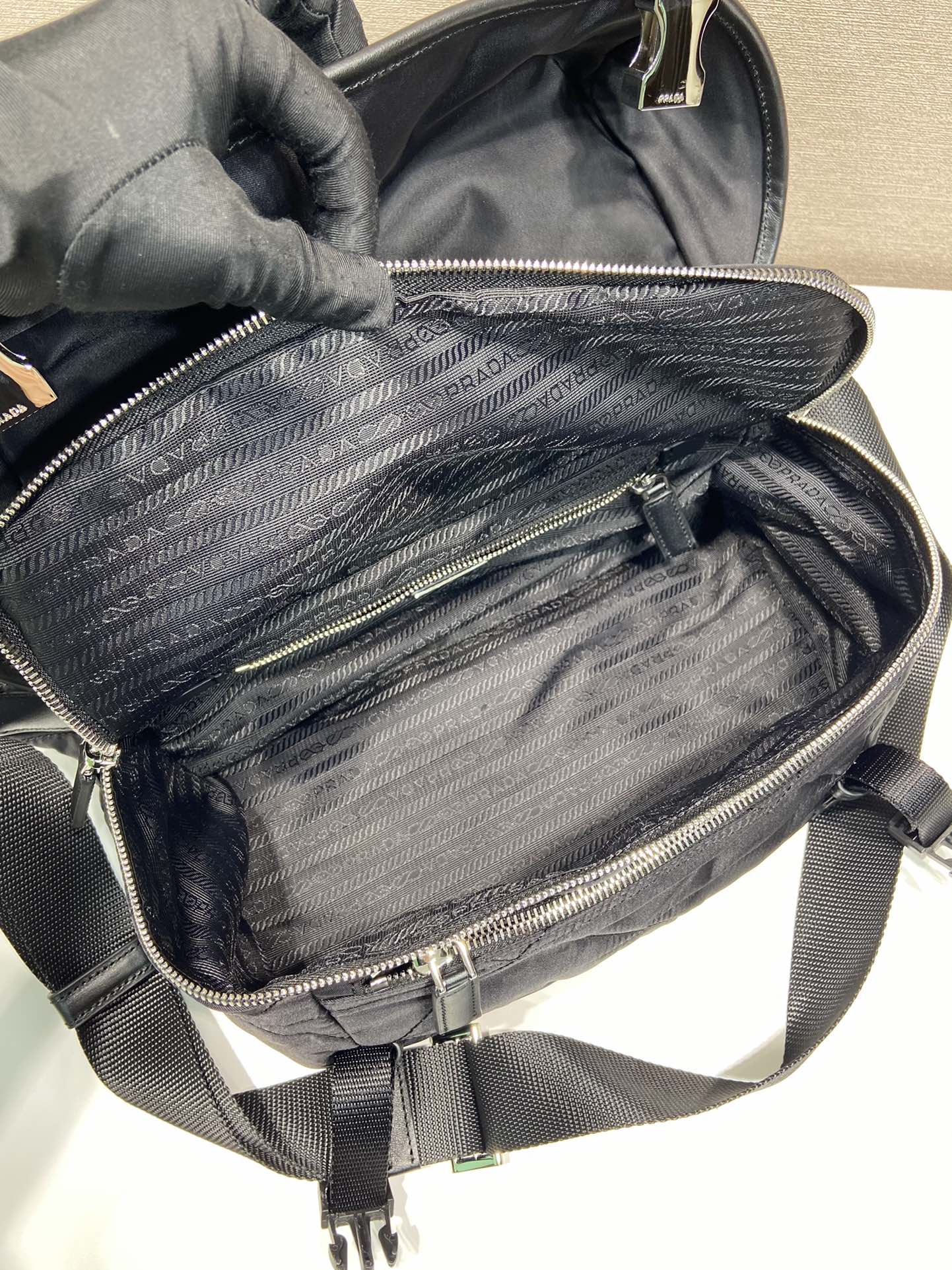 프라다 자수 체크 나일론 숄더백 상세 이미지 8